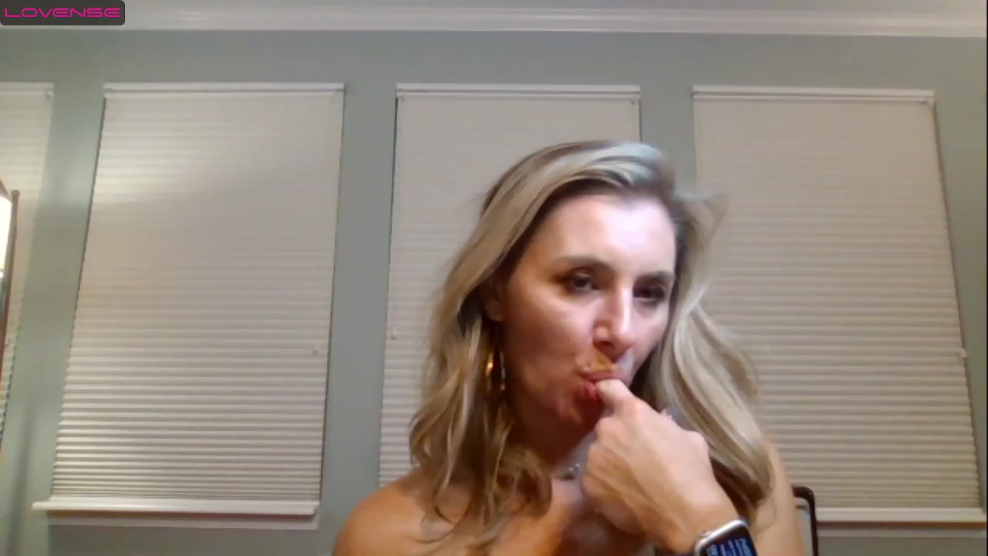 Gallery image thumbnail from brandi10's myfreecams stream on, 11/26/2022, 04:50 image 15 of 20