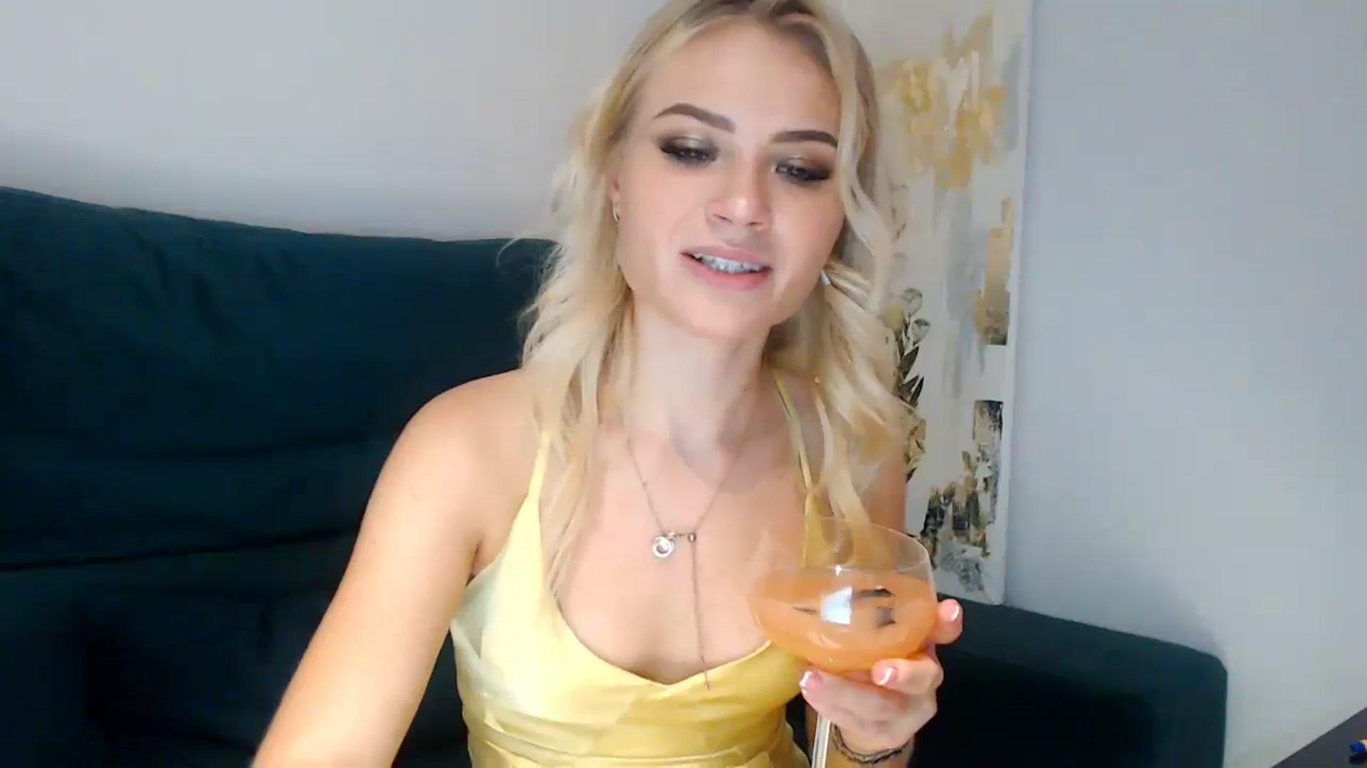 Gallery image thumbnail from bridetobe's myfreecams stream on, 12/31/2023, 23:12 image 2 of 20