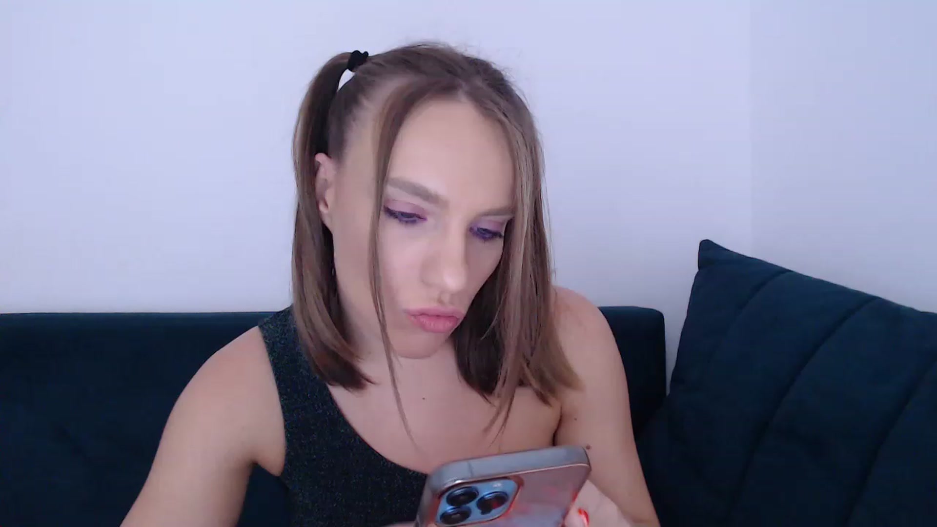 Gallery image thumbnail from call_me_em's myfreecams stream on, 11/27/2022, 10:34 image 17 of 20