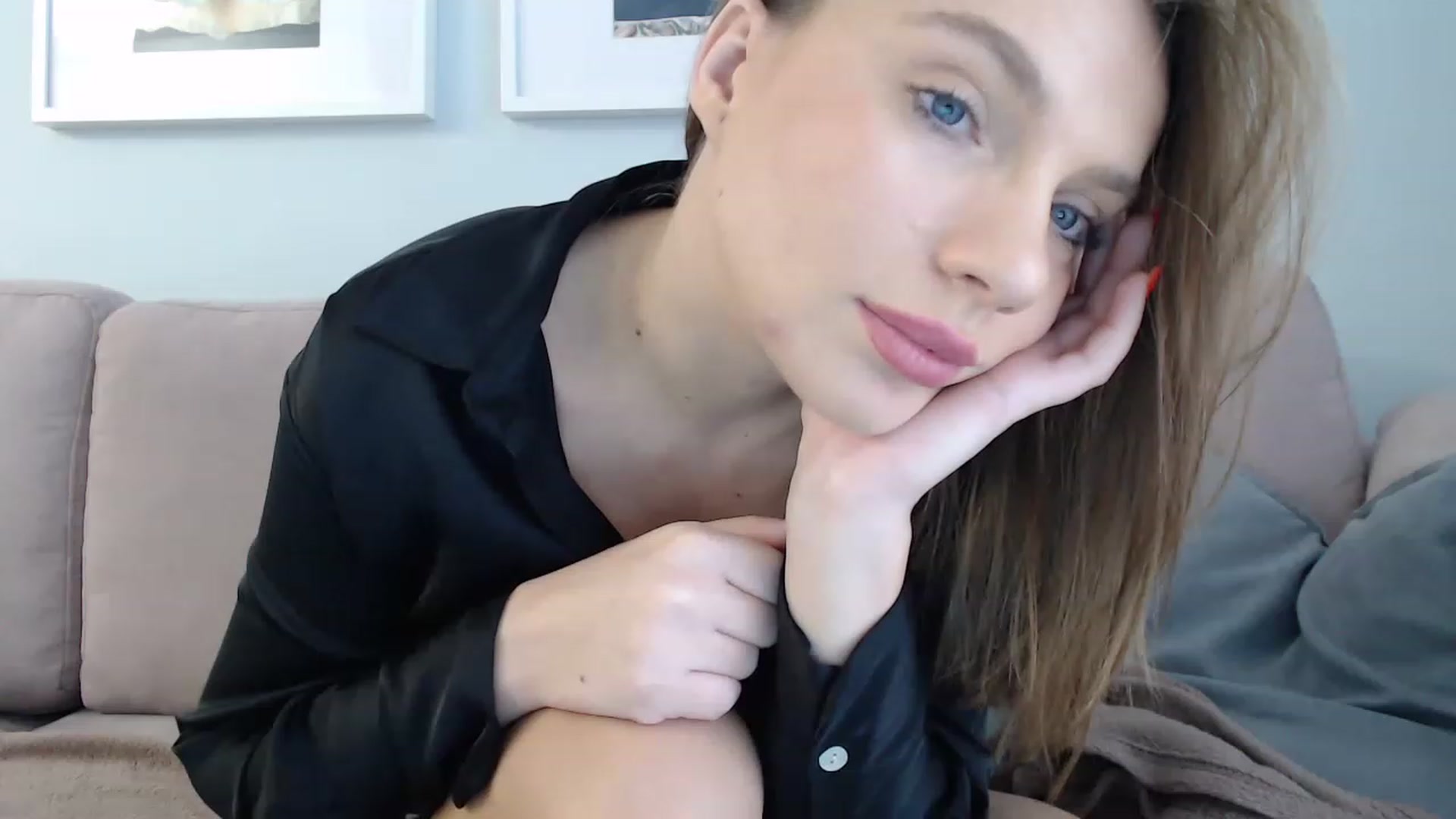 Gallery image thumbnail from call_me_em's myfreecams stream on, 12/10/2022, 09:14 image 10 of 20