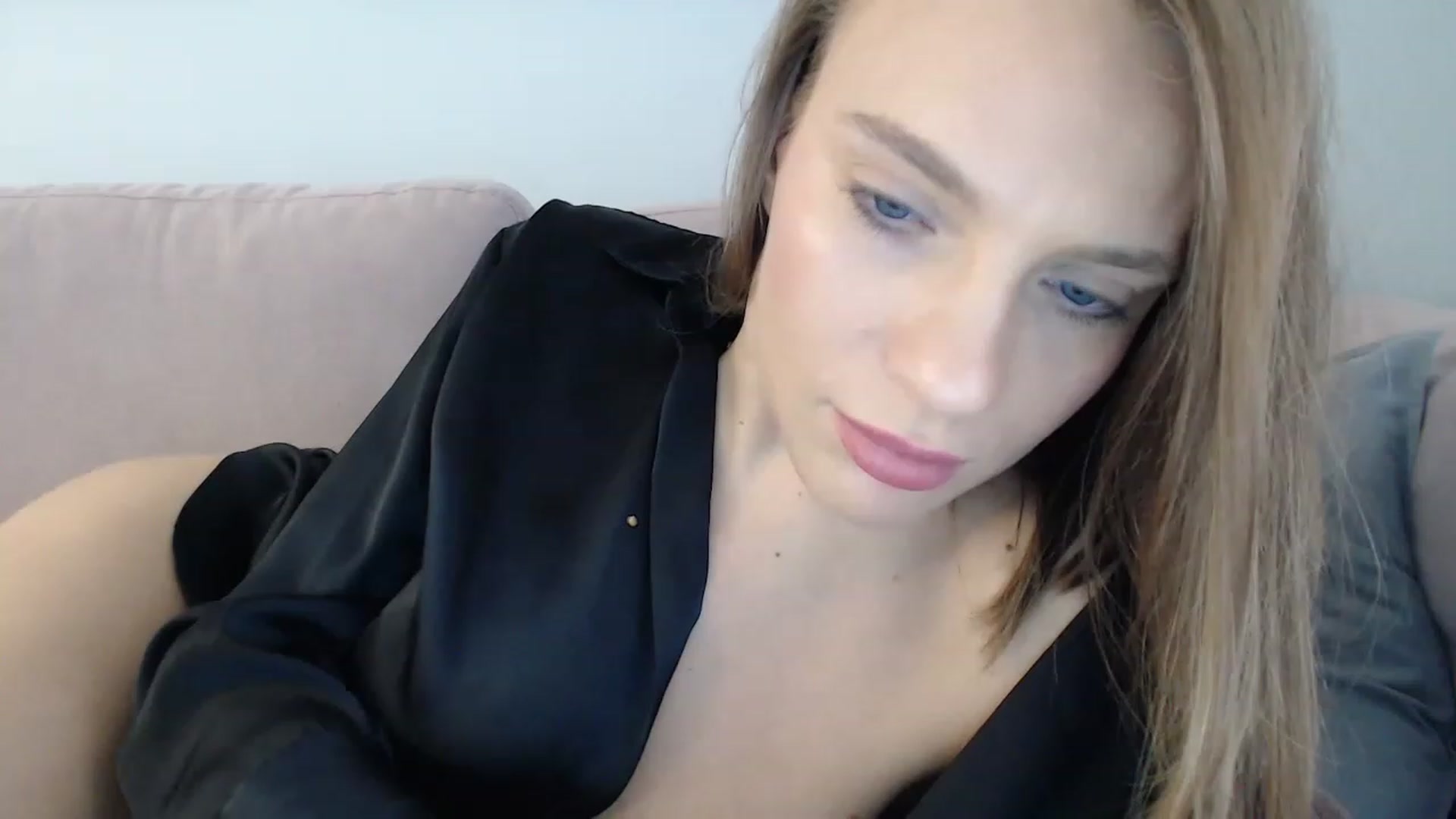 Gallery image thumbnail from call_me_em's myfreecams stream on, 12/10/2022, 09:14 image 2 of 20