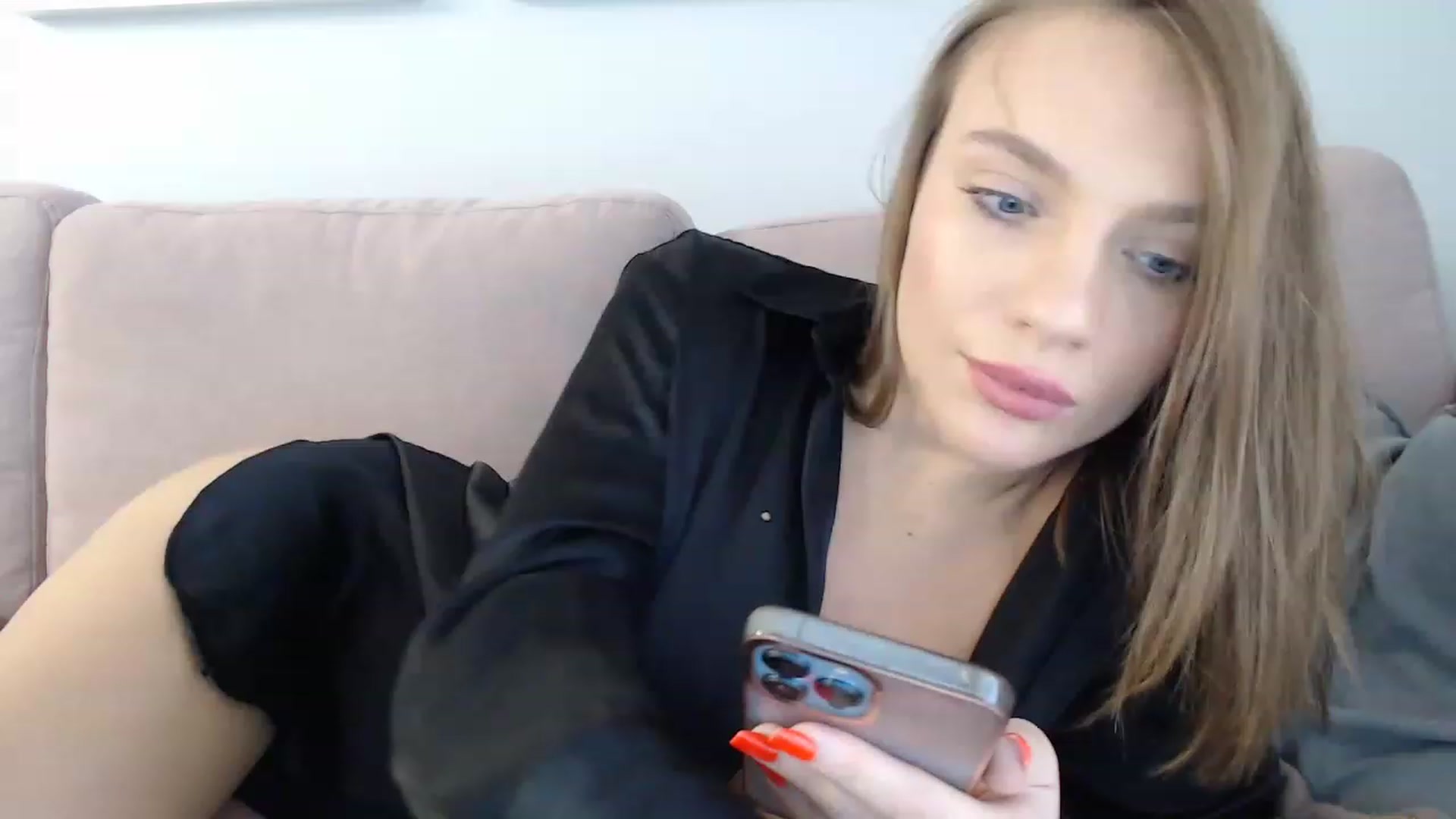 Gallery image thumbnail from call_me_em's myfreecams stream on, 12/10/2022, 09:14 image 1 of 20