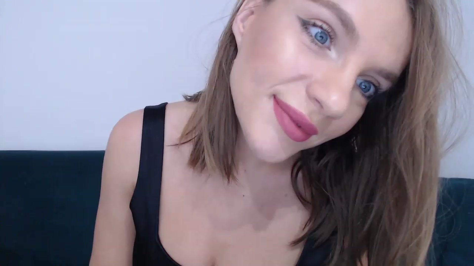Gallery image thumbnail from call_me_em's myfreecams stream on, 12/16/2022, 08:37 image 14 of 20