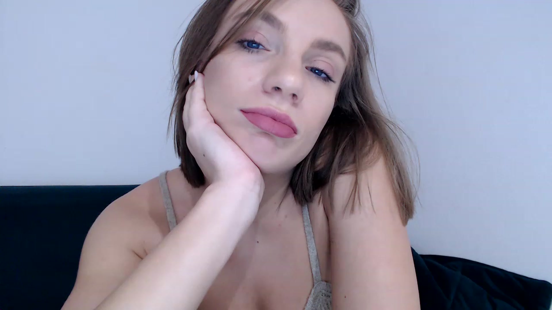 Gallery image thumbnail from call_me_em's myfreecams stream on, 01/04/2023, 08:39 image 17 of 20