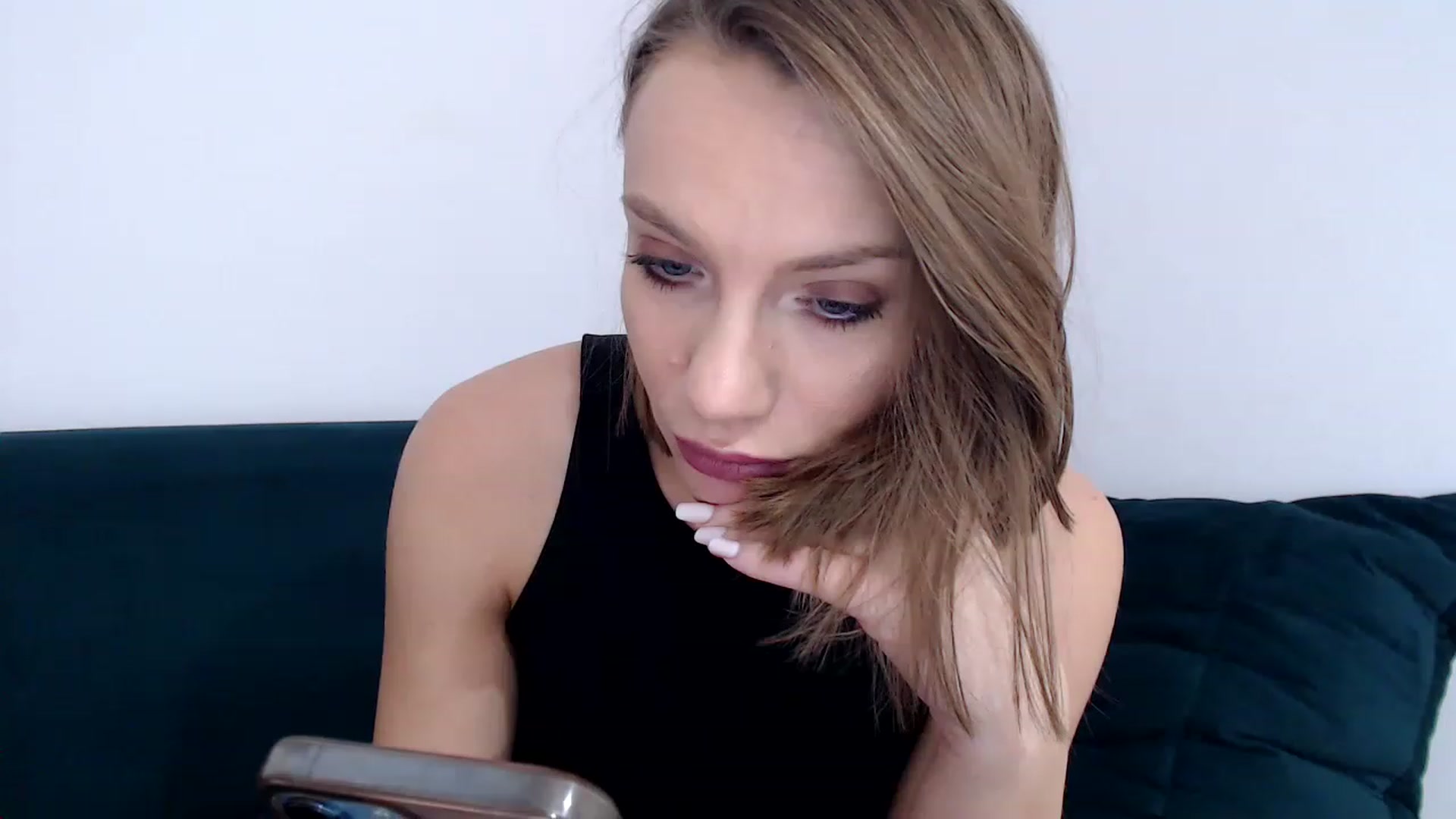 Gallery image thumbnail from call_me_em's myfreecams stream on, 01/16/2023, 10:30 image 6 of 20