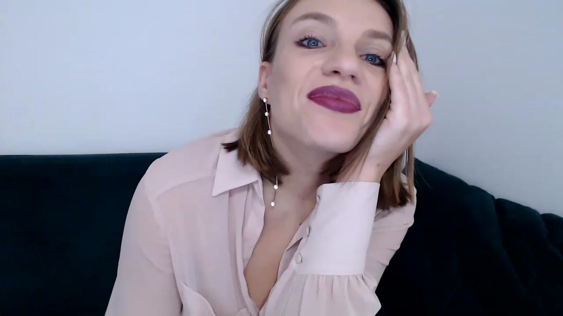 Gallery image thumbnail from call_me_em's myfreecams stream on, 01/20/2023, 11:04 image 6 of 20