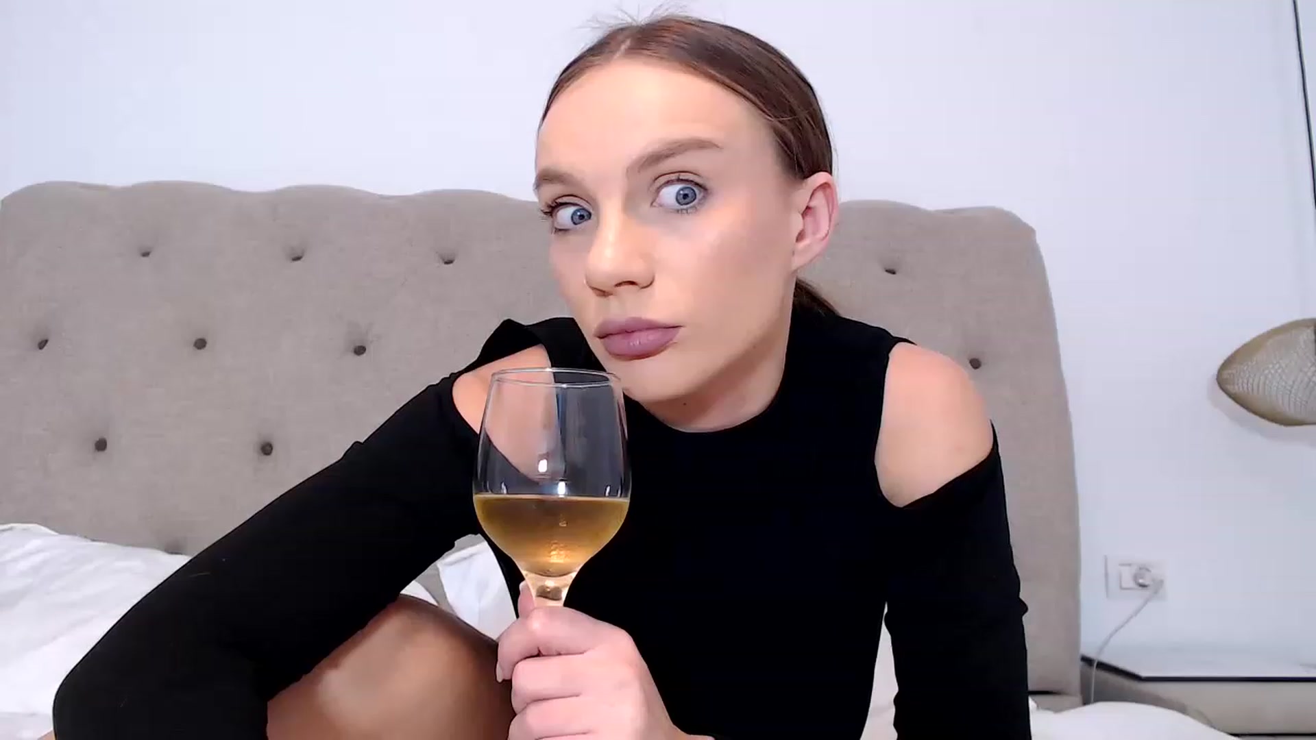 Gallery image thumbnail from call_me_em's myfreecams stream on, 01/29/2023, 20:11 image 17 of 20