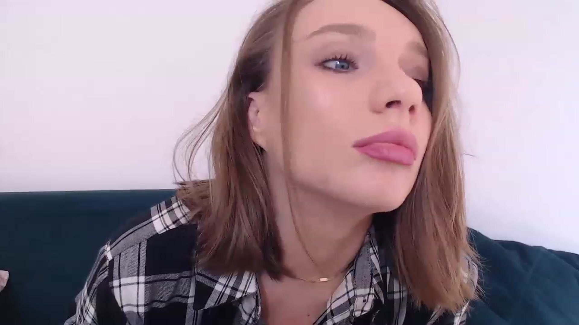Gallery image thumbnail from call_me_em's myfreecams stream on, 03/14/2023, 09:42 image 14 of 20