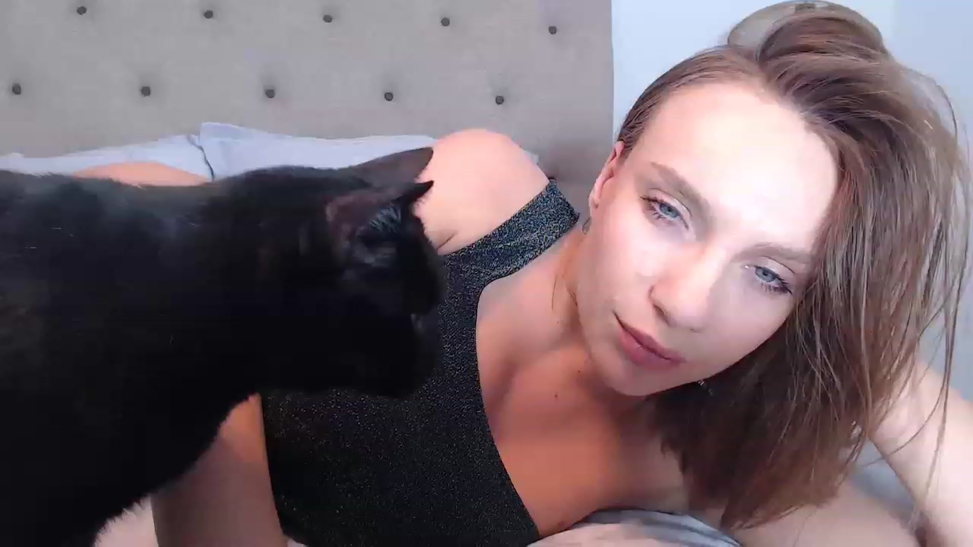 Gallery image thumbnail from call_me_em's myfreecams stream on, 04/02/2023, 19:43 image 19 of 20