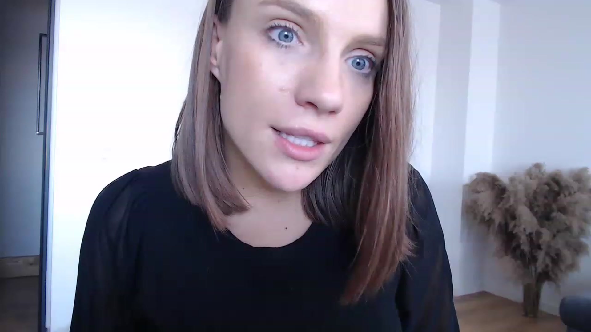 Gallery image thumbnail from call_me_em's myfreecams stream on, 04/26/2023, 11:33 image 16 of 20