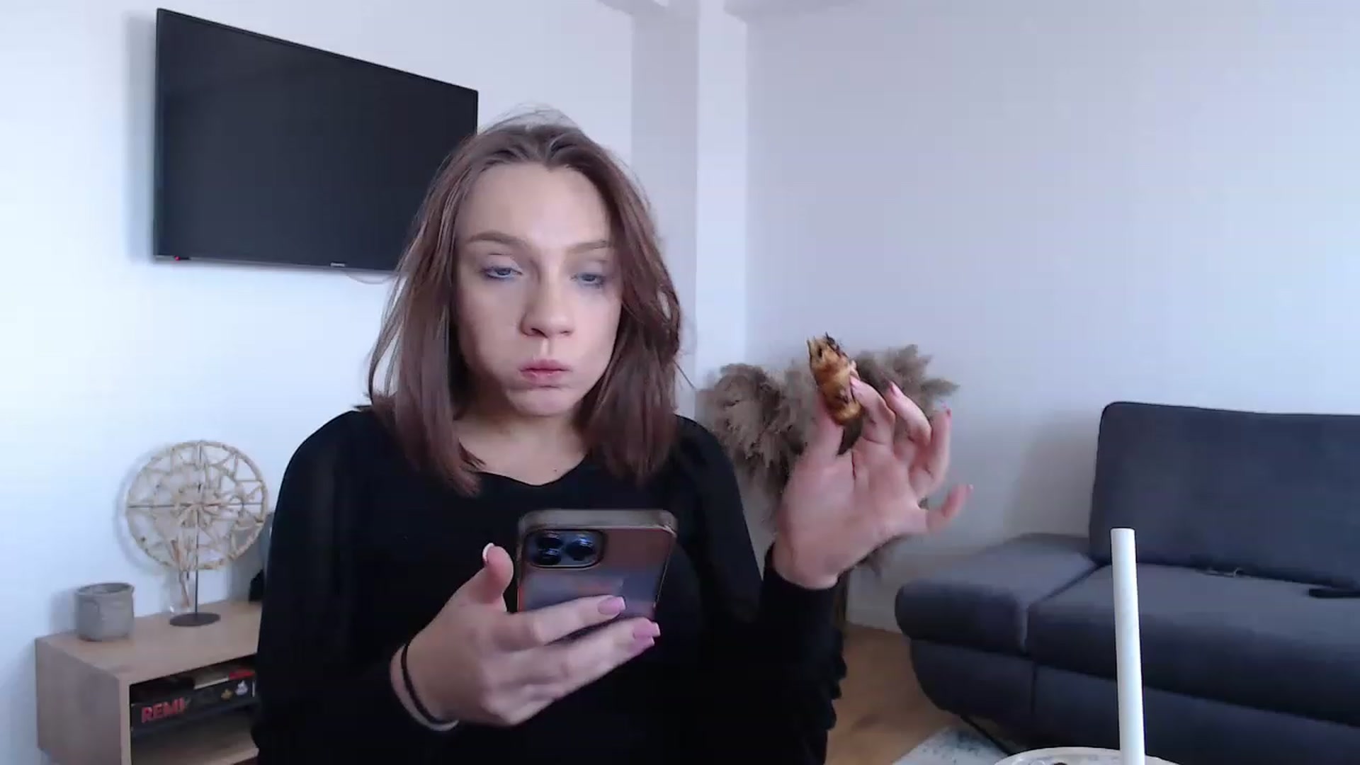 Gallery image thumbnail from call_me_em's myfreecams stream on, 04/26/2023, 11:33 image 8 of 20