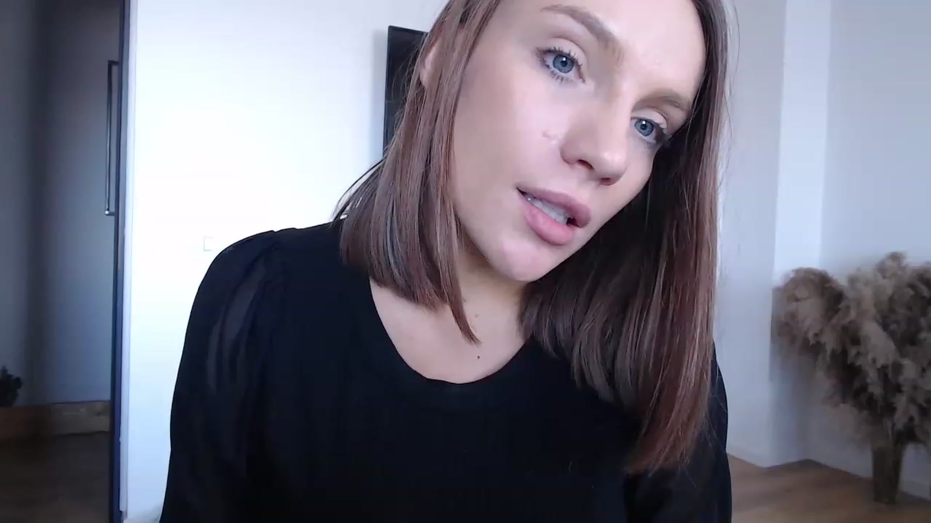 Gallery image thumbnail from call_me_em's myfreecams stream on, 04/26/2023, 11:33 image 15 of 20