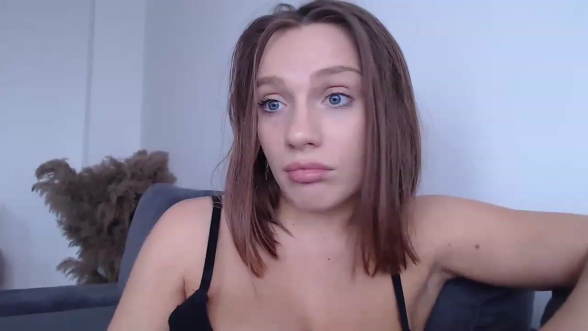 Gallery image thumbnail from call_me_em's myfreecams stream on, 04/27/2023, 10:20 image 14 of 20