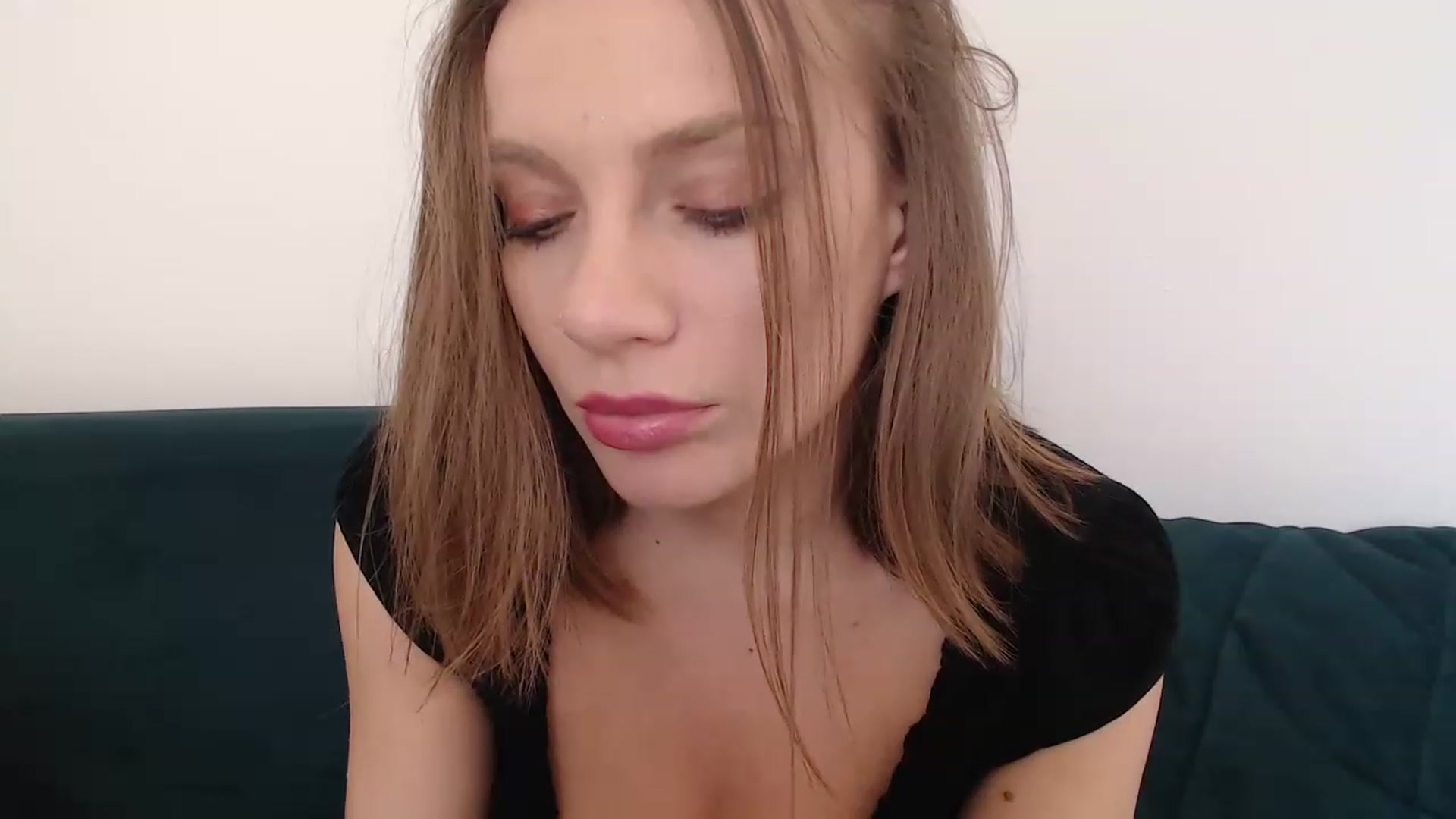 Gallery image thumbnail from call_me_em's myfreecams stream on, 05/07/2023, 10:24 image 10 of 20