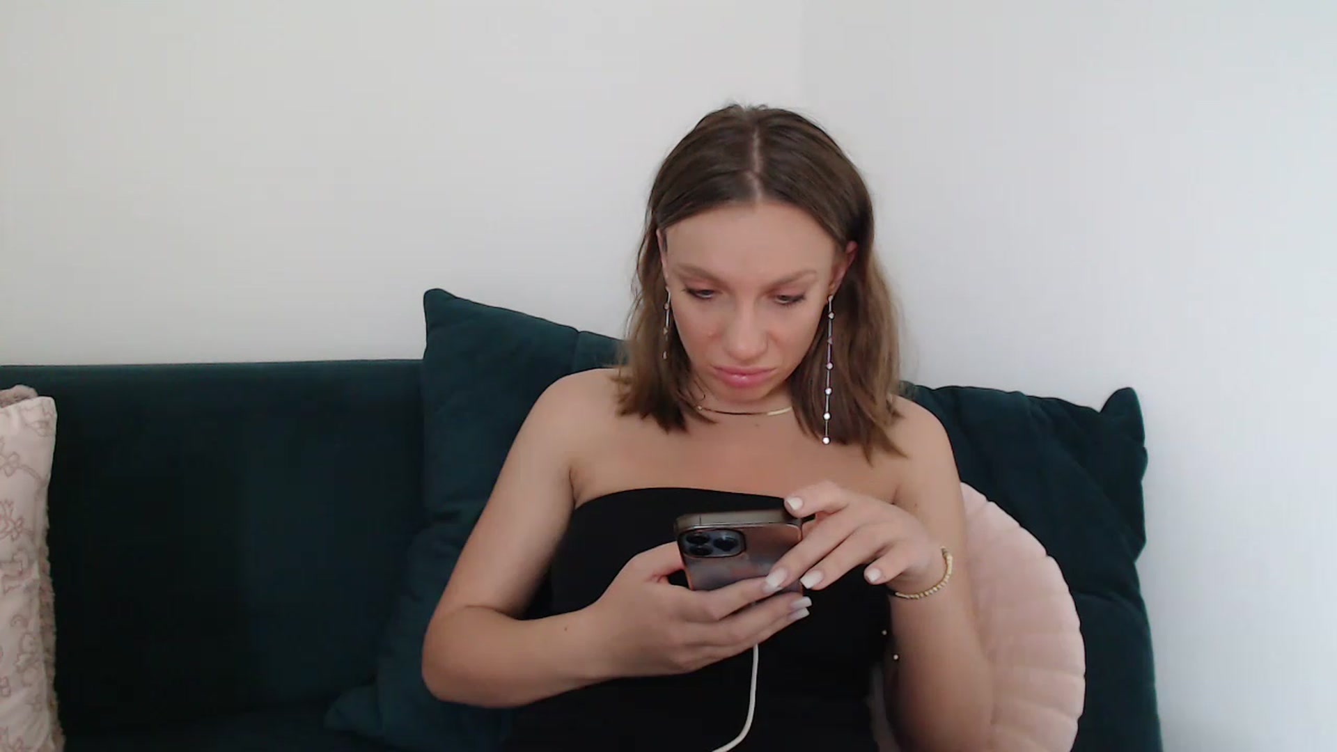 Gallery image thumbnail from call_me_em's myfreecams stream on, 06/04/2023, 09:05 image 15 of 20
