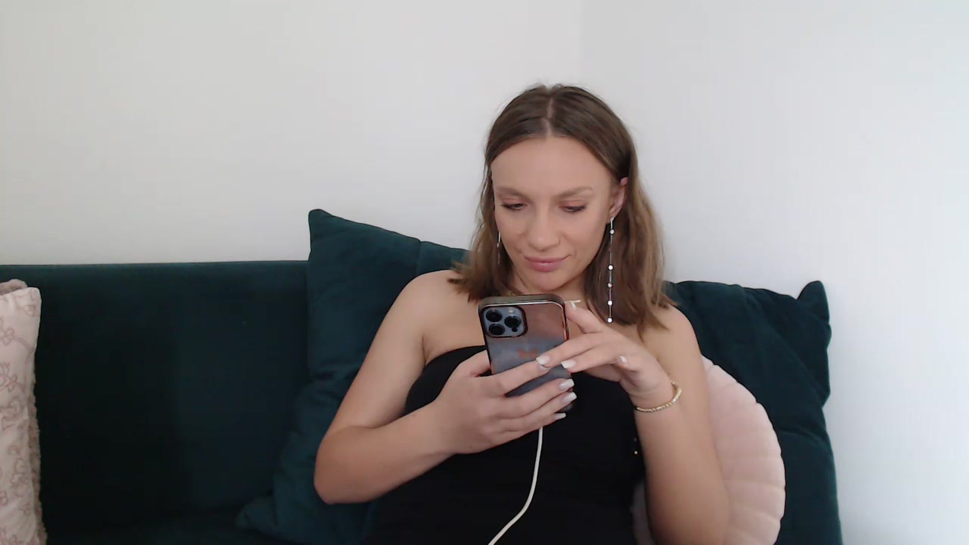 Gallery image thumbnail from call_me_em's myfreecams stream on, 06/04/2023, 09:05 image 16 of 20