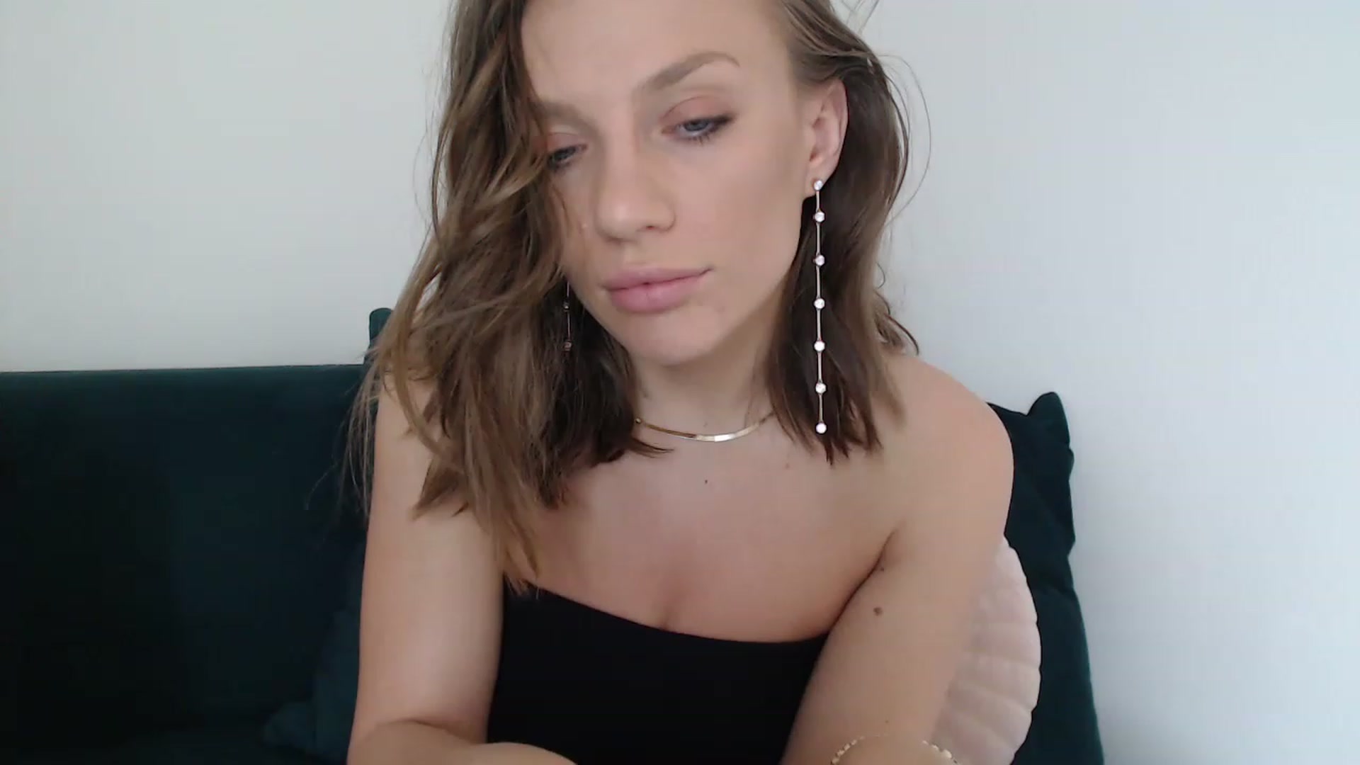 Gallery image thumbnail from call_me_em's myfreecams stream on, 06/04/2023, 09:40 image 1 of 20