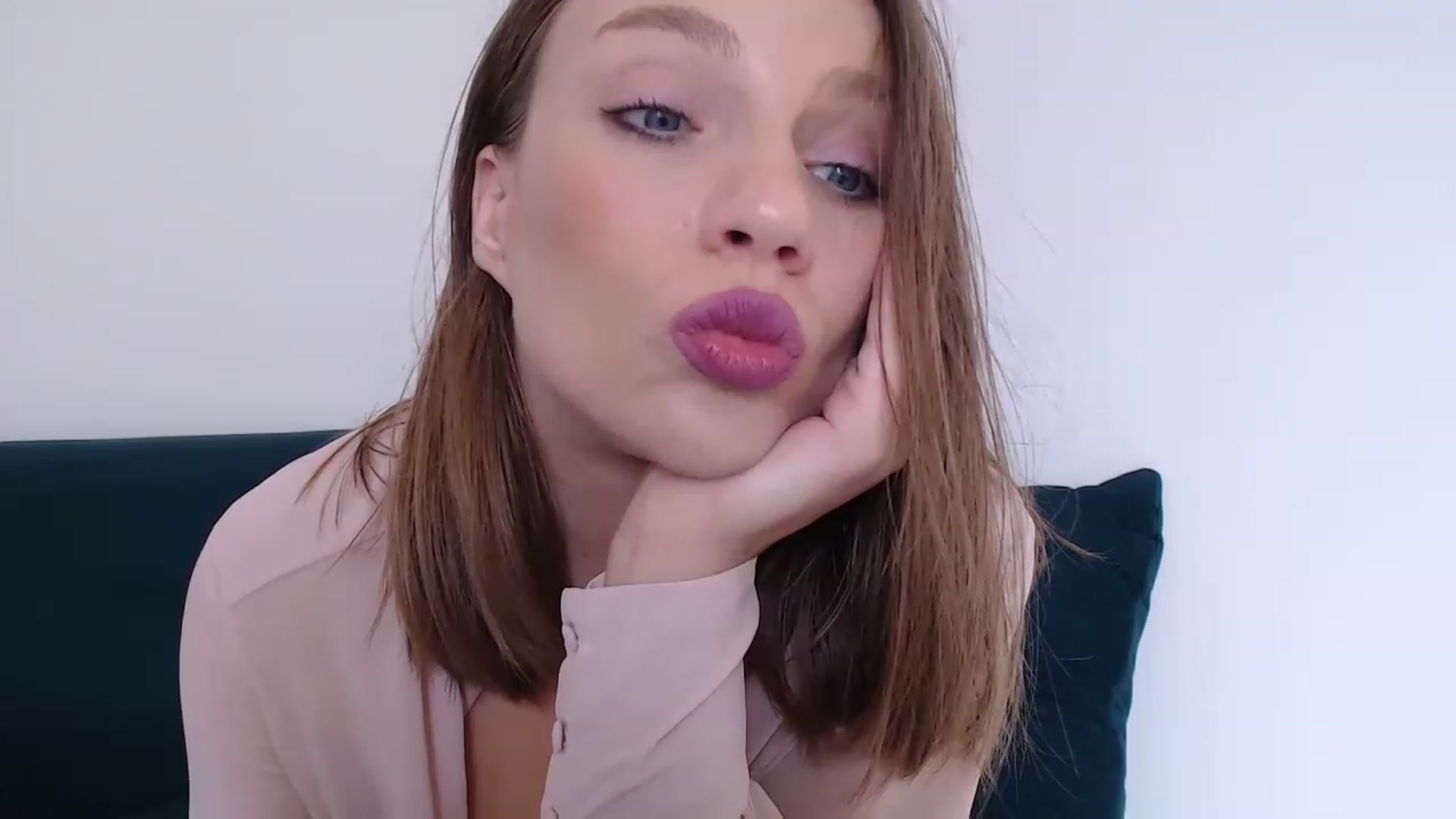 Gallery image thumbnail from call_me_em's myfreecams stream on, 06/25/2023, 09:22 image 6 of 20