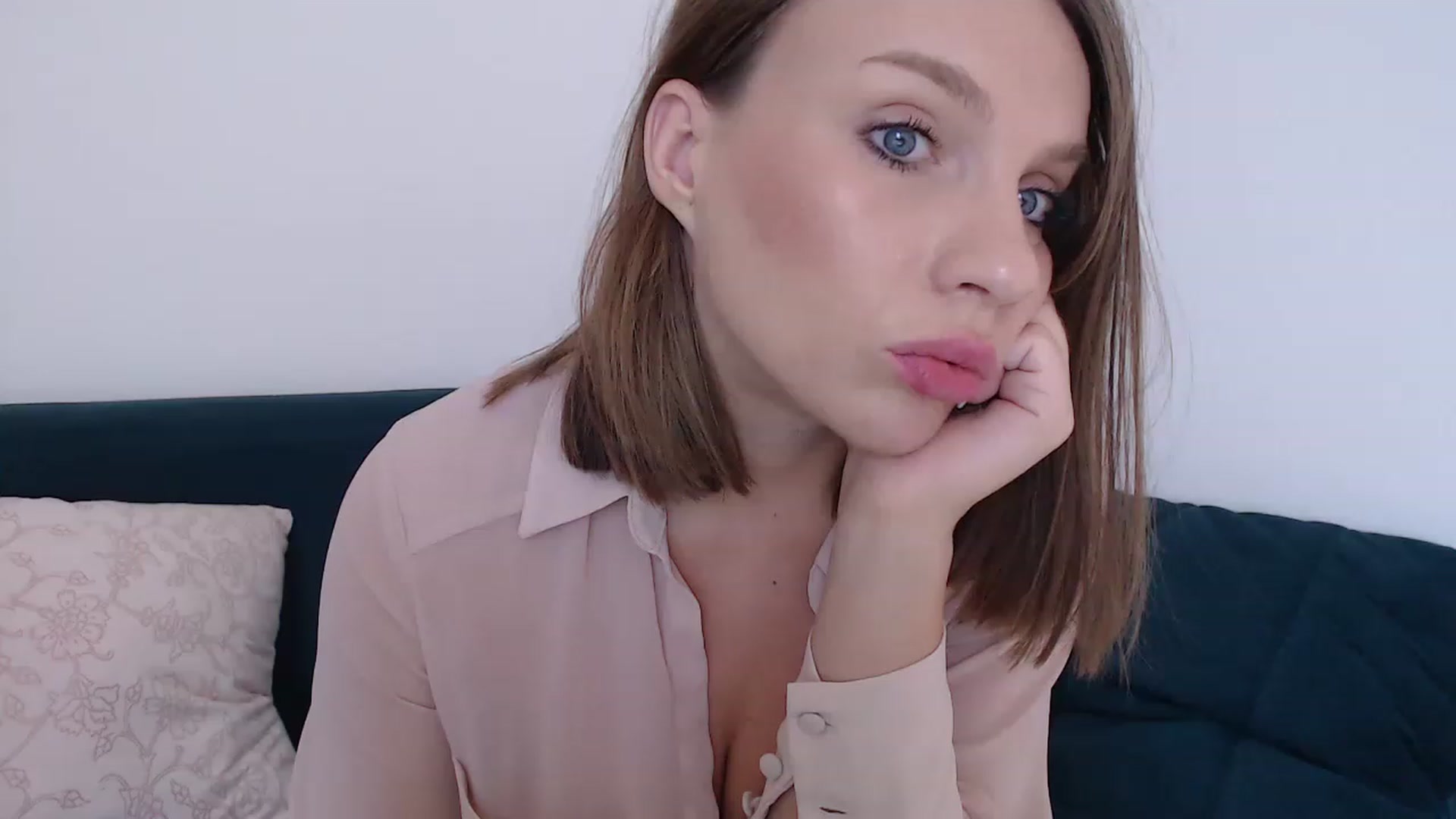 Gallery image thumbnail from call_me_em's myfreecams stream on, 07/07/2023, 16:14 image 10 of 20