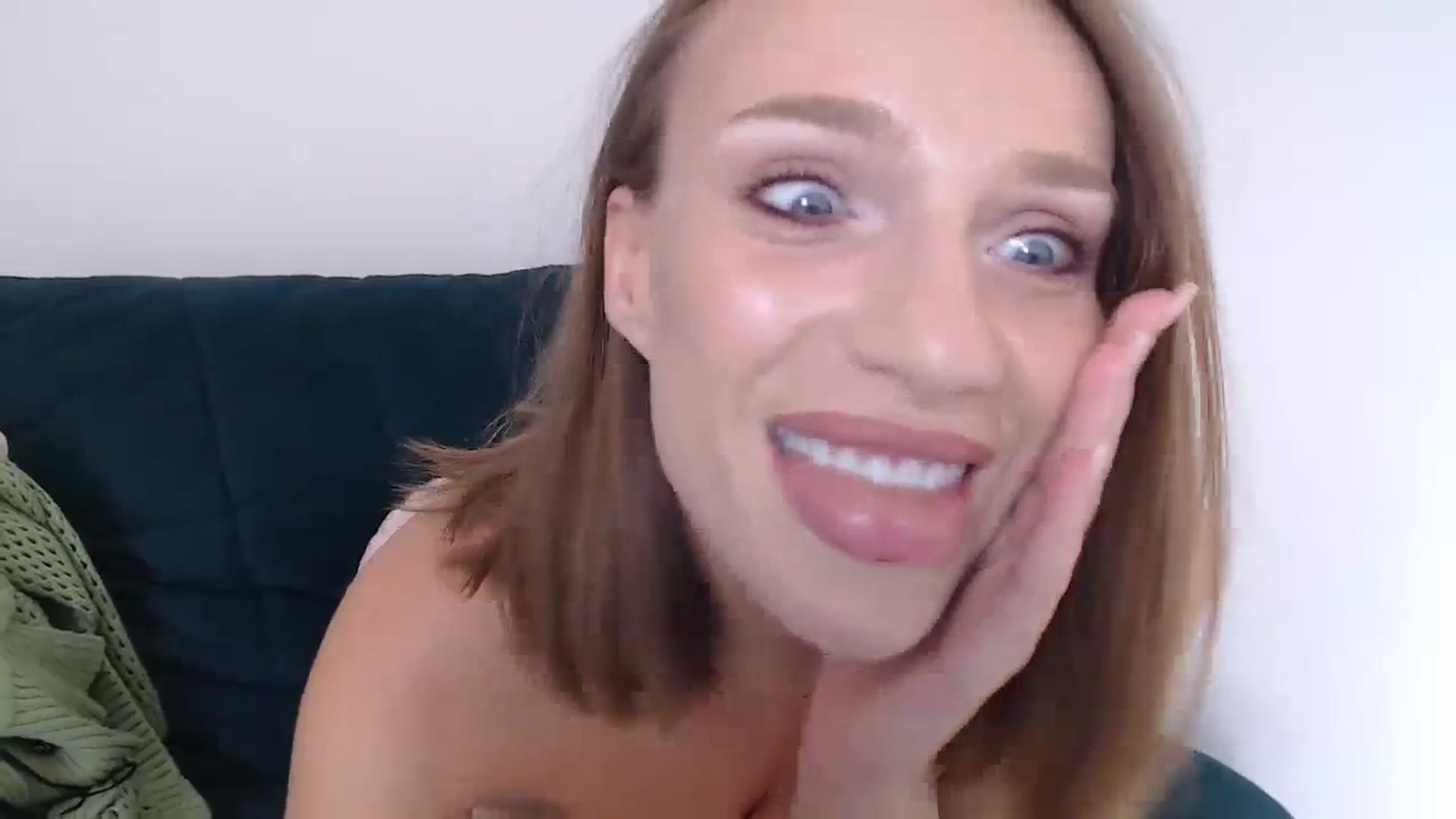 Gallery image thumbnail from call_me_em's myfreecams stream on, 08/06/2023, 07:38 image 15 of 20