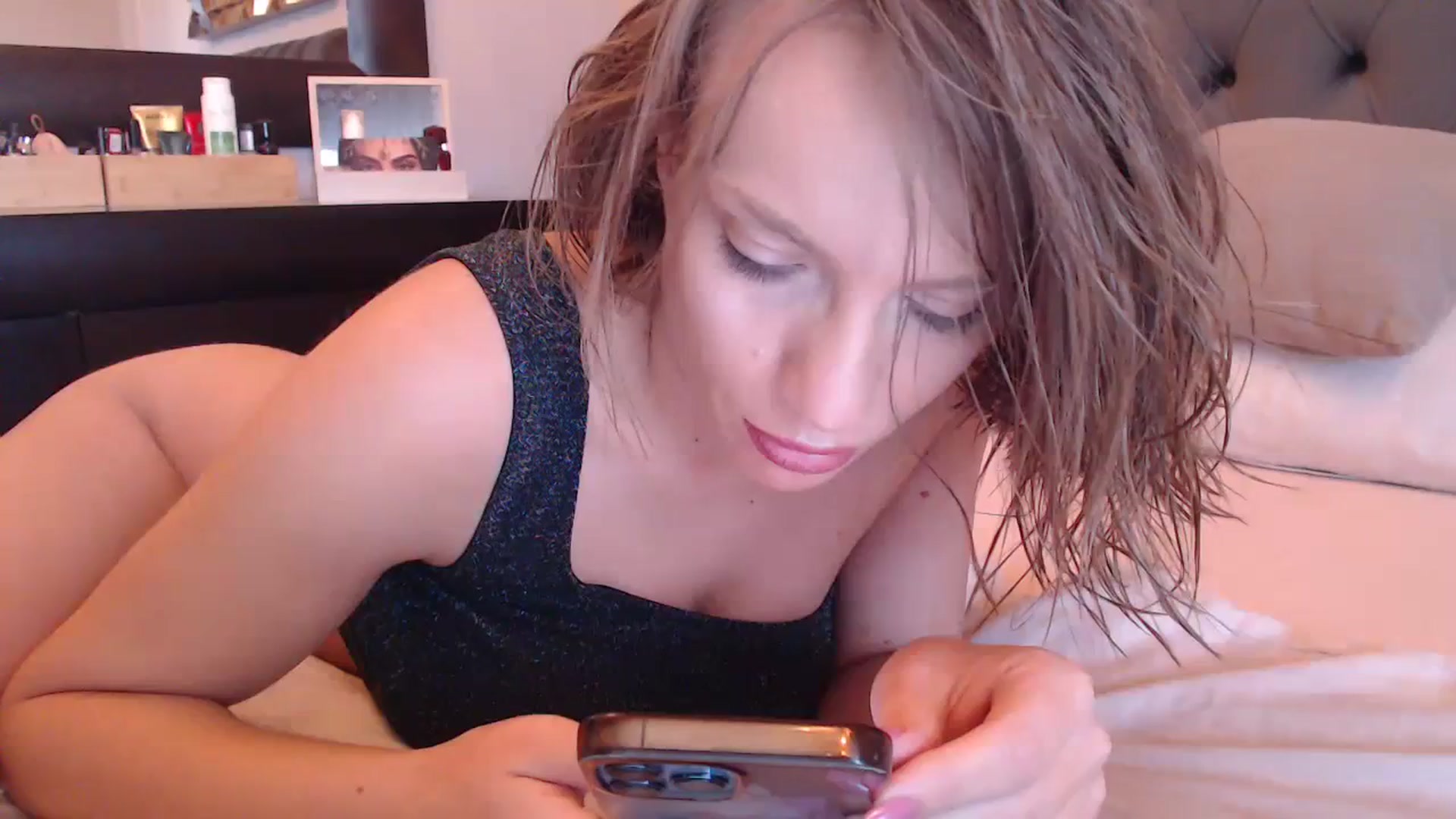 Gallery image thumbnail from call_me_em's myfreecams stream on, 10/24/2023, 07:45 image 13 of 20