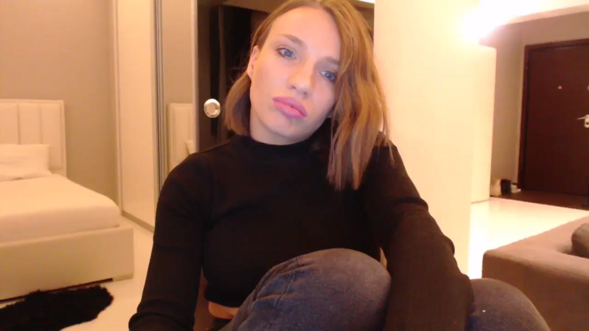 Gallery image thumbnail from call_me_em's myfreecams stream on, 11/05/2023, 17:27 image 15 of 20