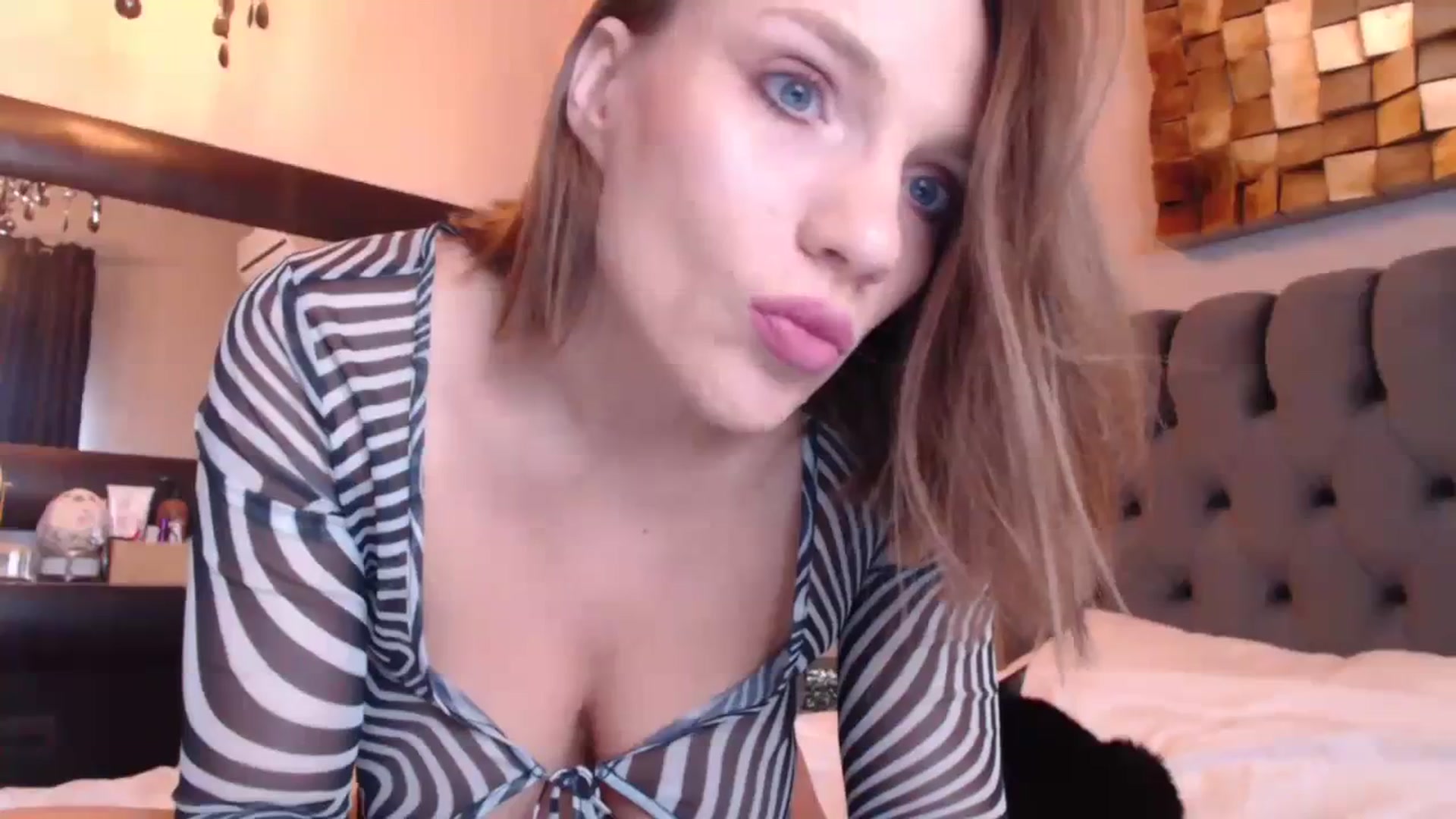 Gallery image thumbnail from call_me_em's myfreecams stream on, 11/10/2023, 08:18 image 8 of 20