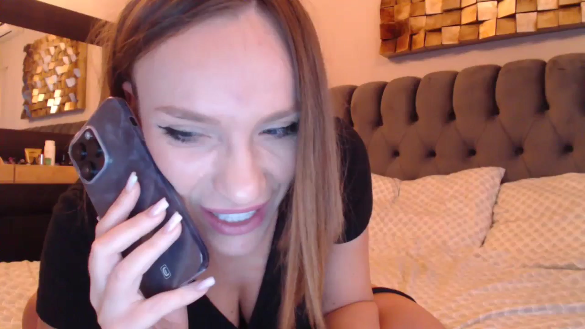 Gallery image thumbnail from call_me_em's myfreecams stream on, 12/04/2023, 10:20 image 18 of 20