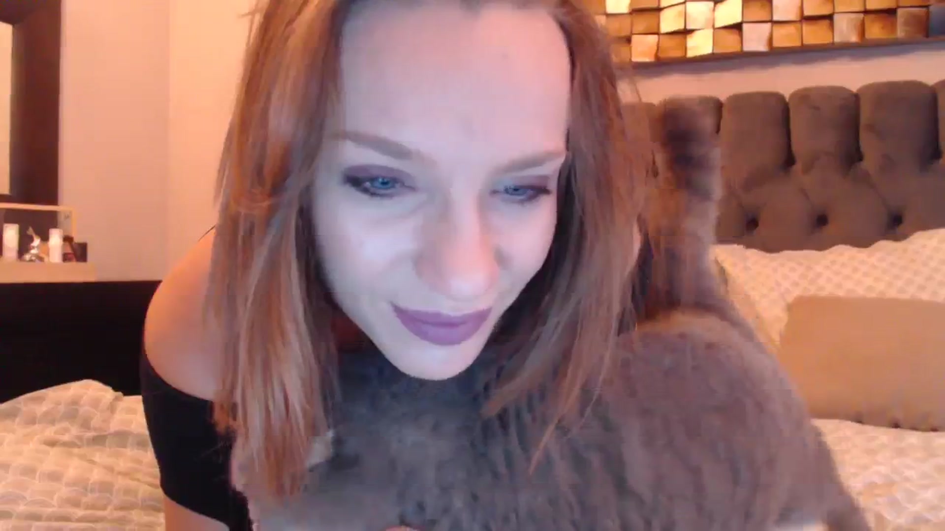 Gallery image thumbnail from call_me_em's myfreecams stream on, 12/06/2023, 07:56 image 17 of 20
