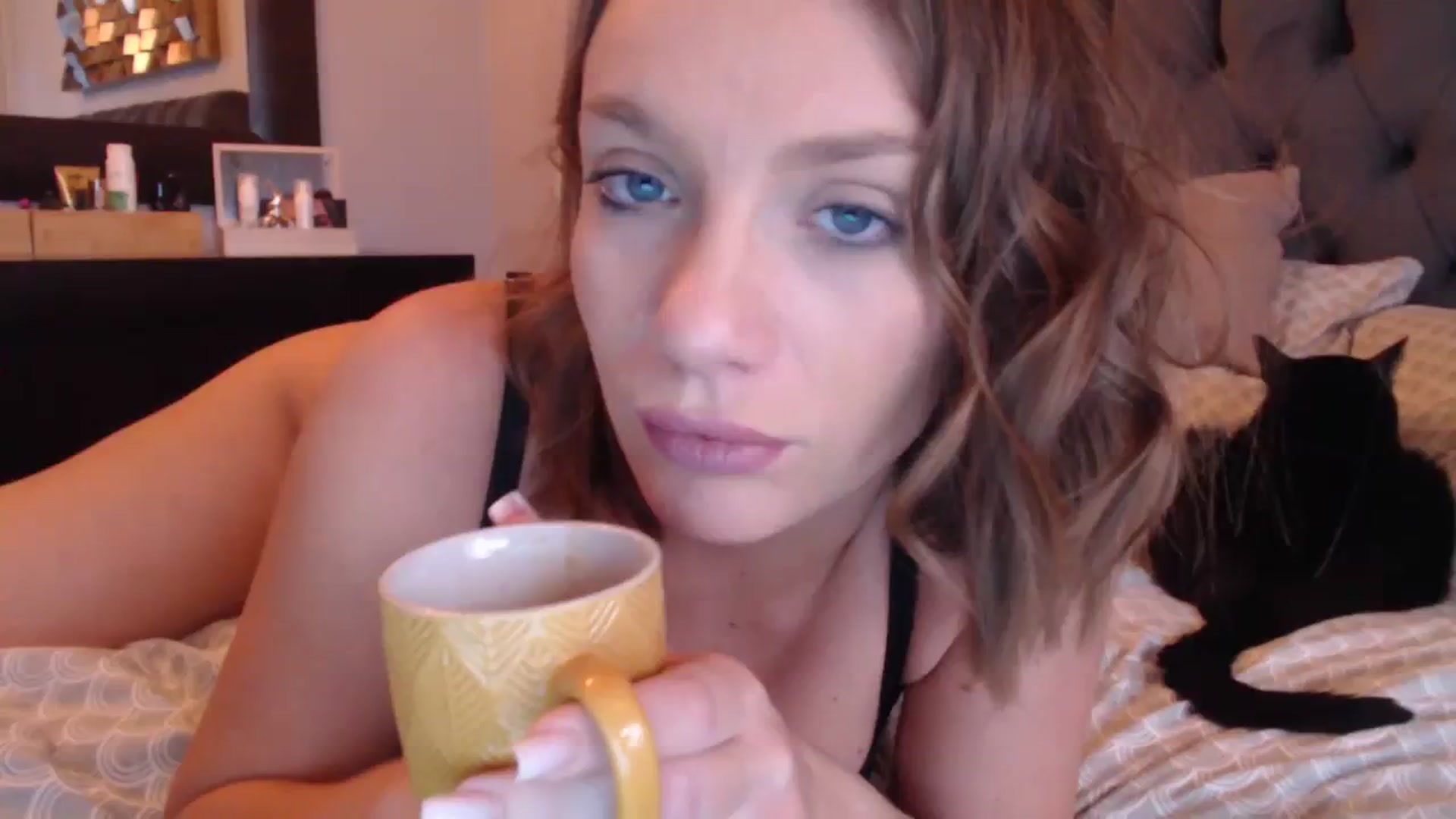 Gallery image thumbnail from call_me_em's myfreecams stream on, 12/08/2023, 11:02 image 13 of 20