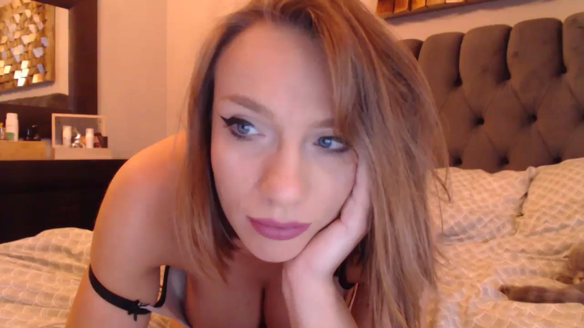 Gallery image thumbnail from call_me_em's myfreecams stream on, 12/09/2023, 09:37 image 19 of 20