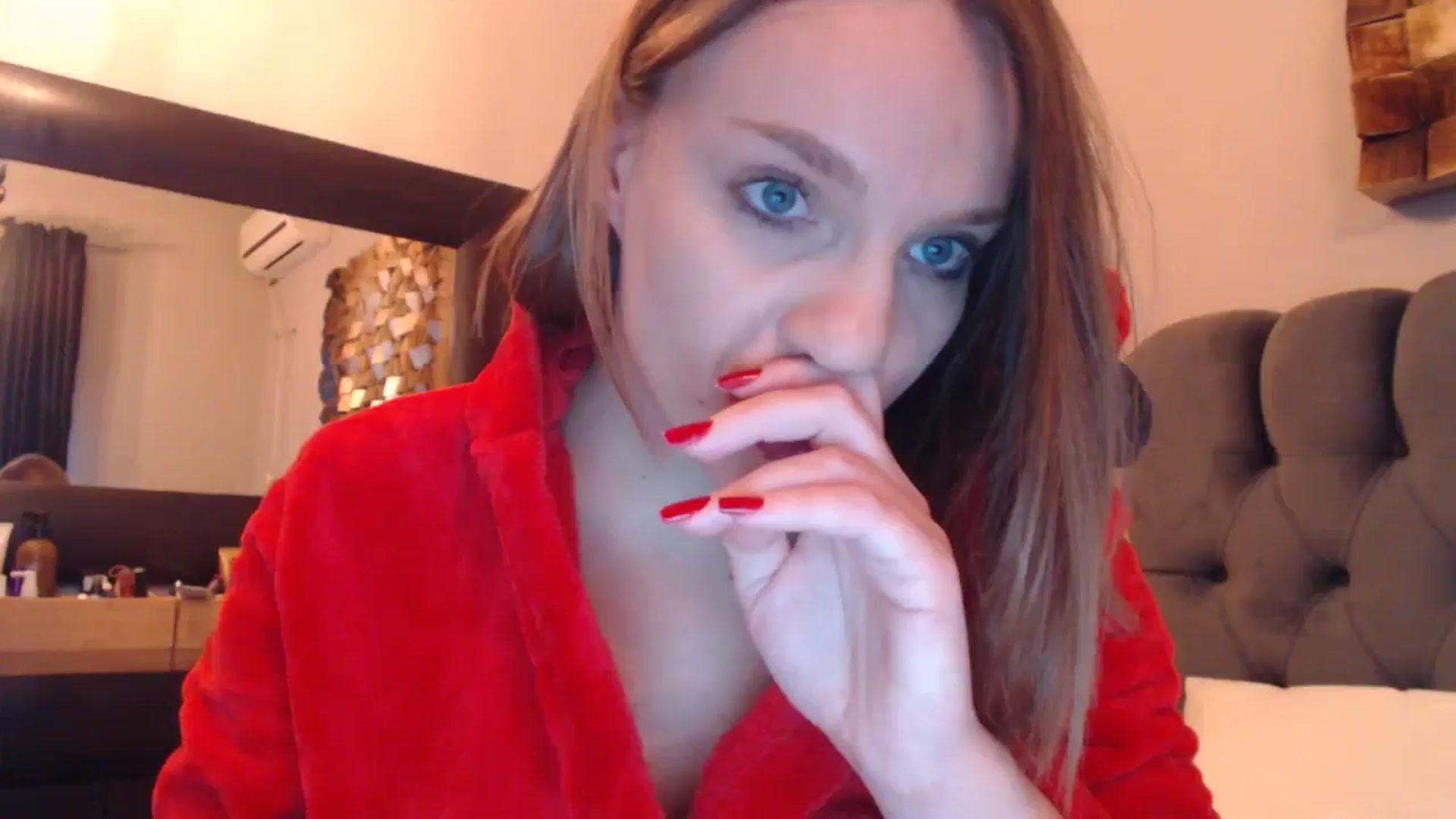 Gallery image thumbnail from call_me_em's myfreecams stream on, 12/16/2023, 14:34 image 16 of 20