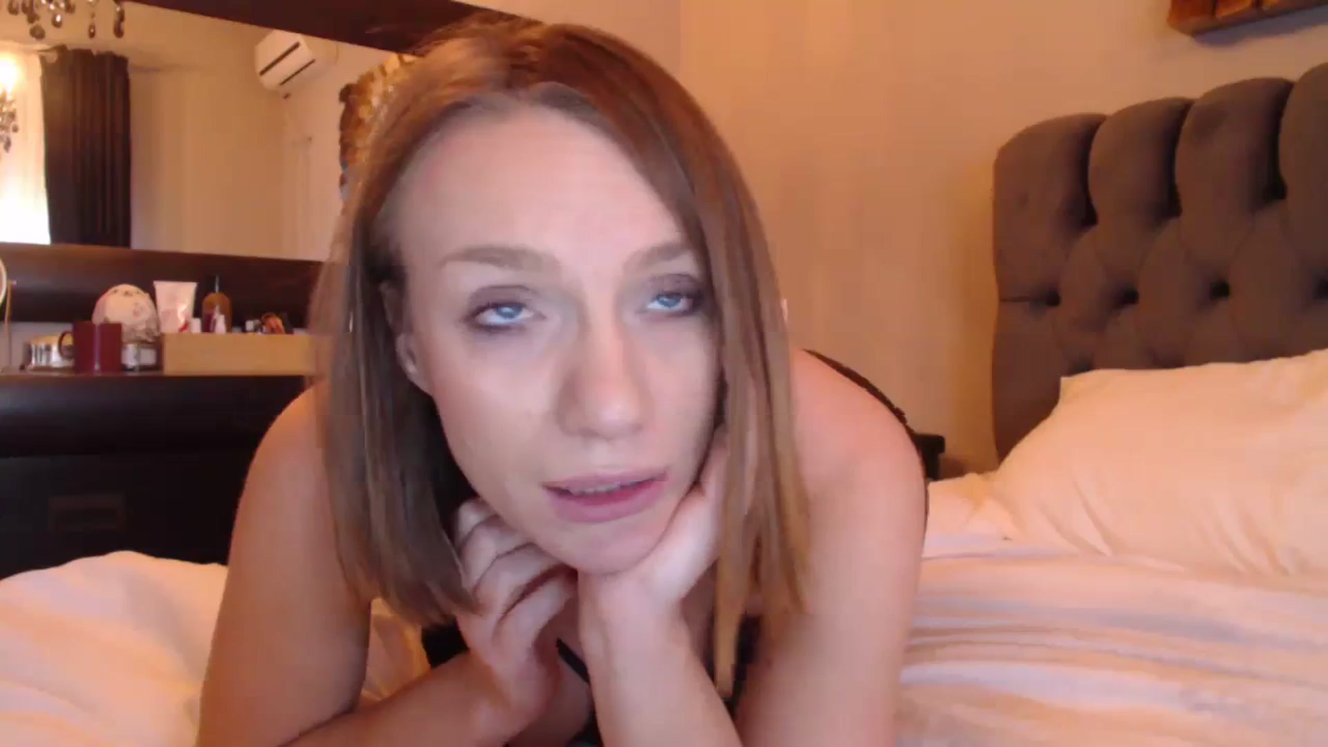 Gallery image thumbnail from call_me_em's myfreecams stream on, 12/18/2023, 10:54 image 5 of 20