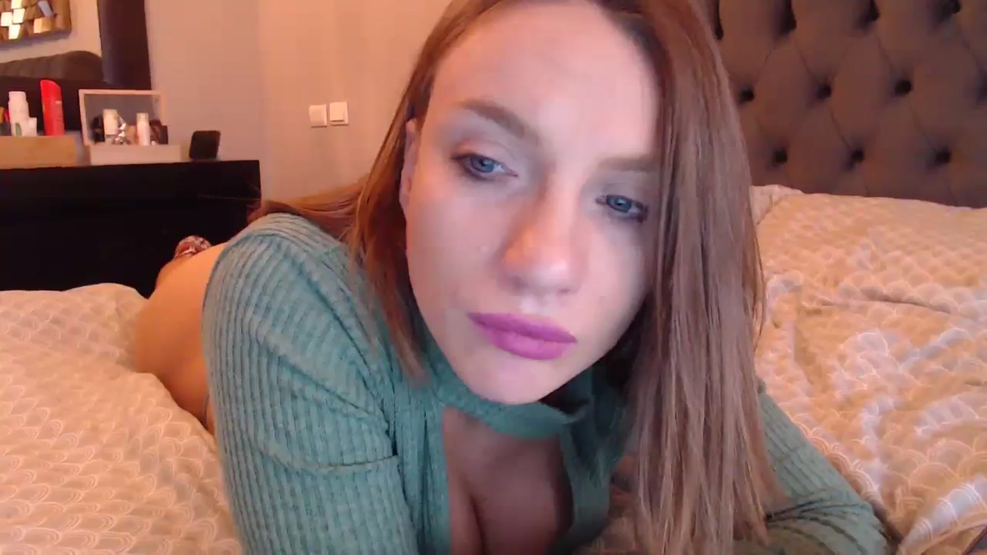 Gallery image thumbnail from call_me_em's myfreecams stream on, 01/03/2024, 10:38 image 10 of 20