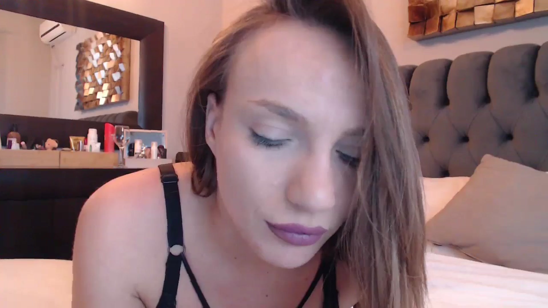 Gallery image thumbnail from call_me_em's myfreecams stream on, 01/09/2024, 10:11 image 3 of 20