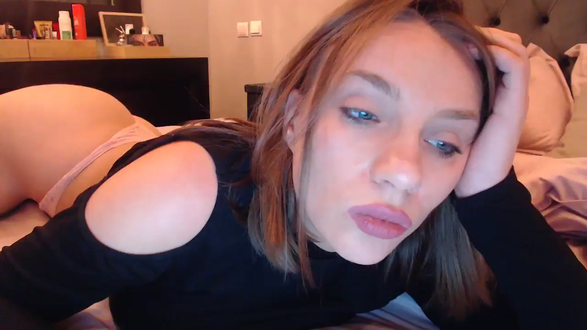 Gallery image thumbnail from call_me_em's myfreecams stream on, 01/14/2024, 16:28 image 5 of 20