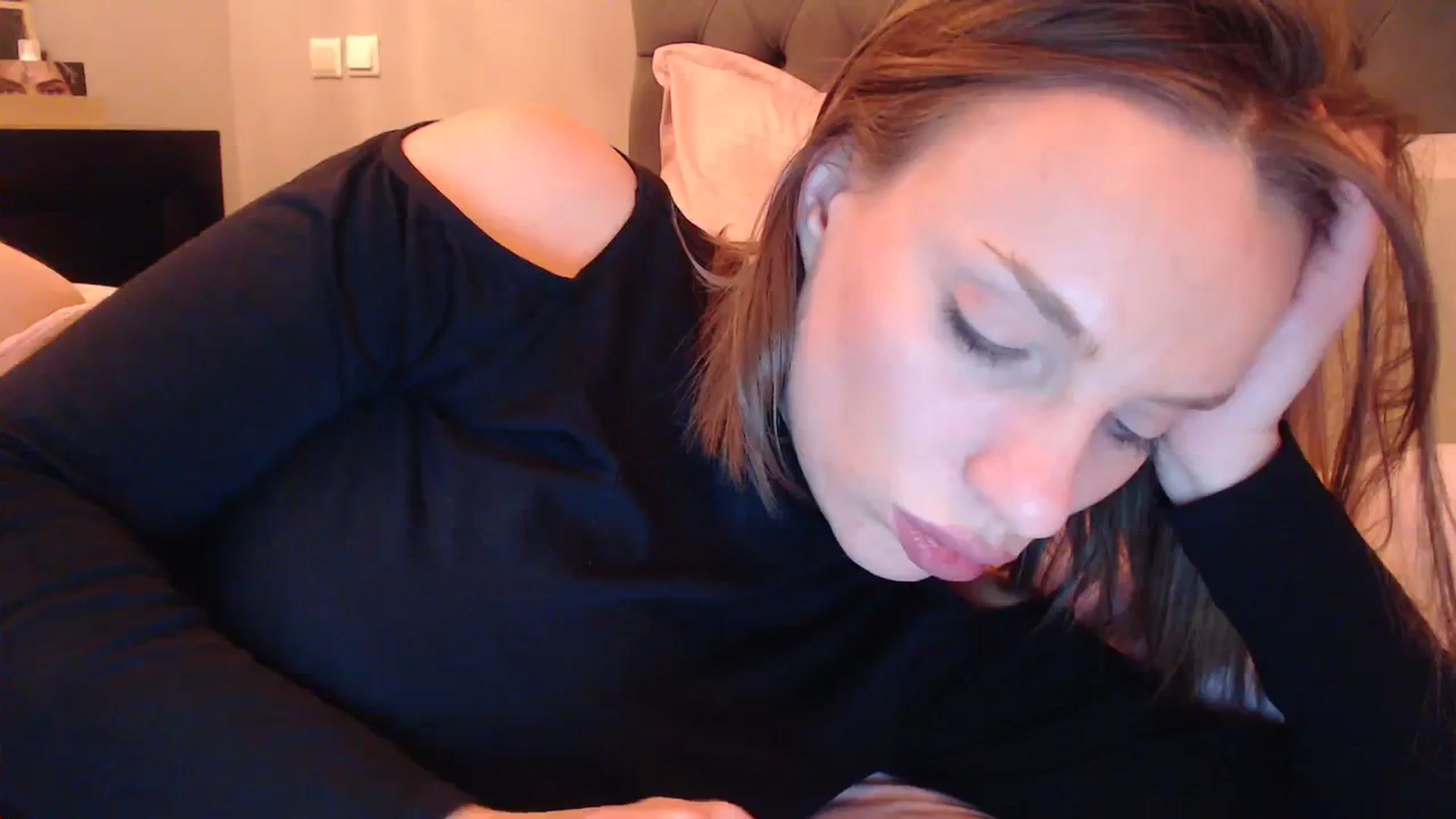 Gallery image thumbnail from call_me_em's myfreecams stream on, 01/14/2024, 18:06 image 16 of 20