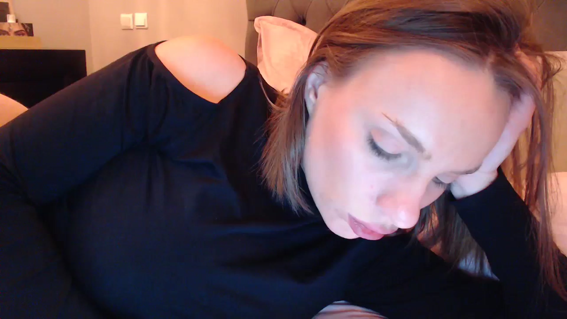 Gallery image thumbnail from call_me_em's myfreecams stream on, 01/14/2024, 18:06 image 18 of 20