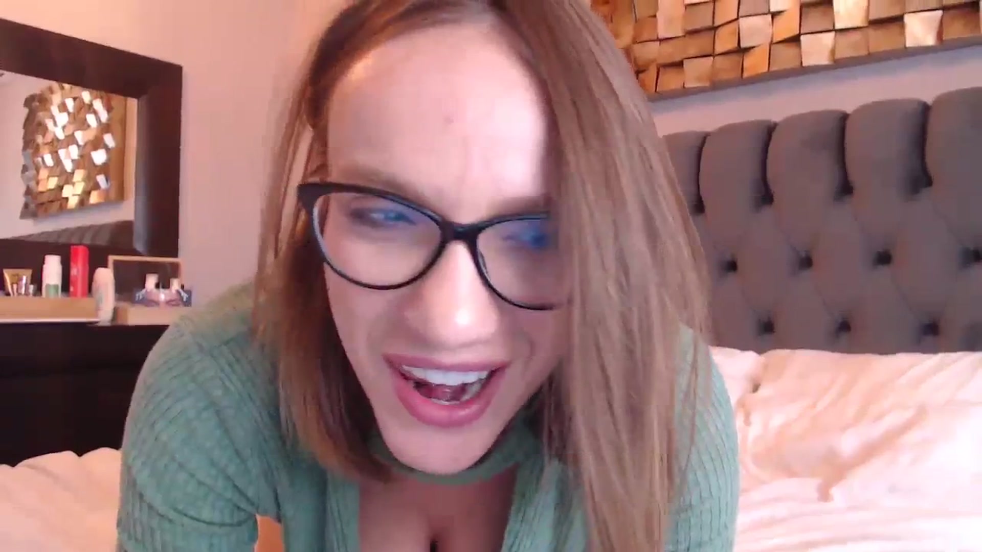 Gallery image thumbnail from call_me_em's myfreecams stream on, 03/02/2024, 12:30 image 6 of 20