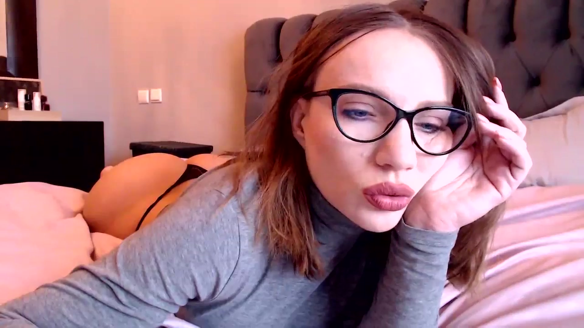 Gallery image thumbnail from call_me_em's myfreecams stream on, 03/21/2024, 07:47 image 18 of 20