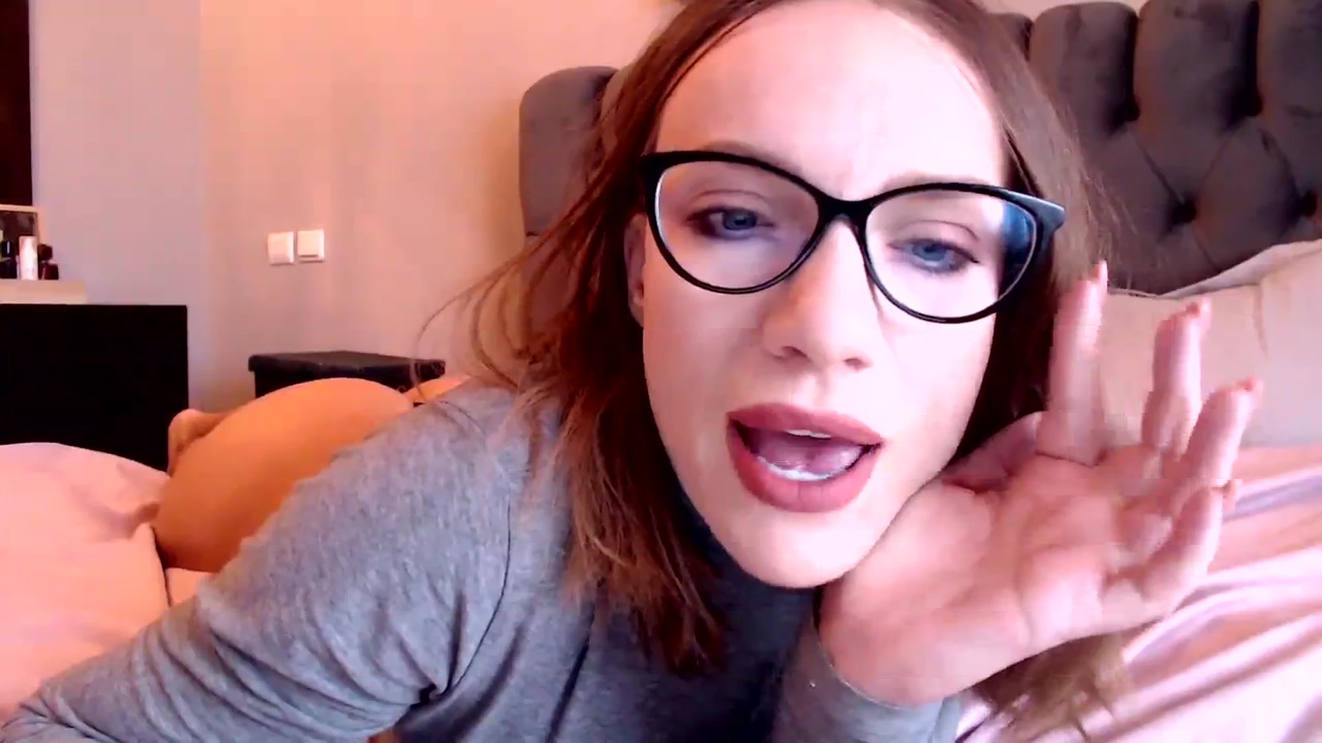 Gallery image thumbnail from call_me_em's myfreecams stream on, 03/21/2024, 07:47 image 14 of 20