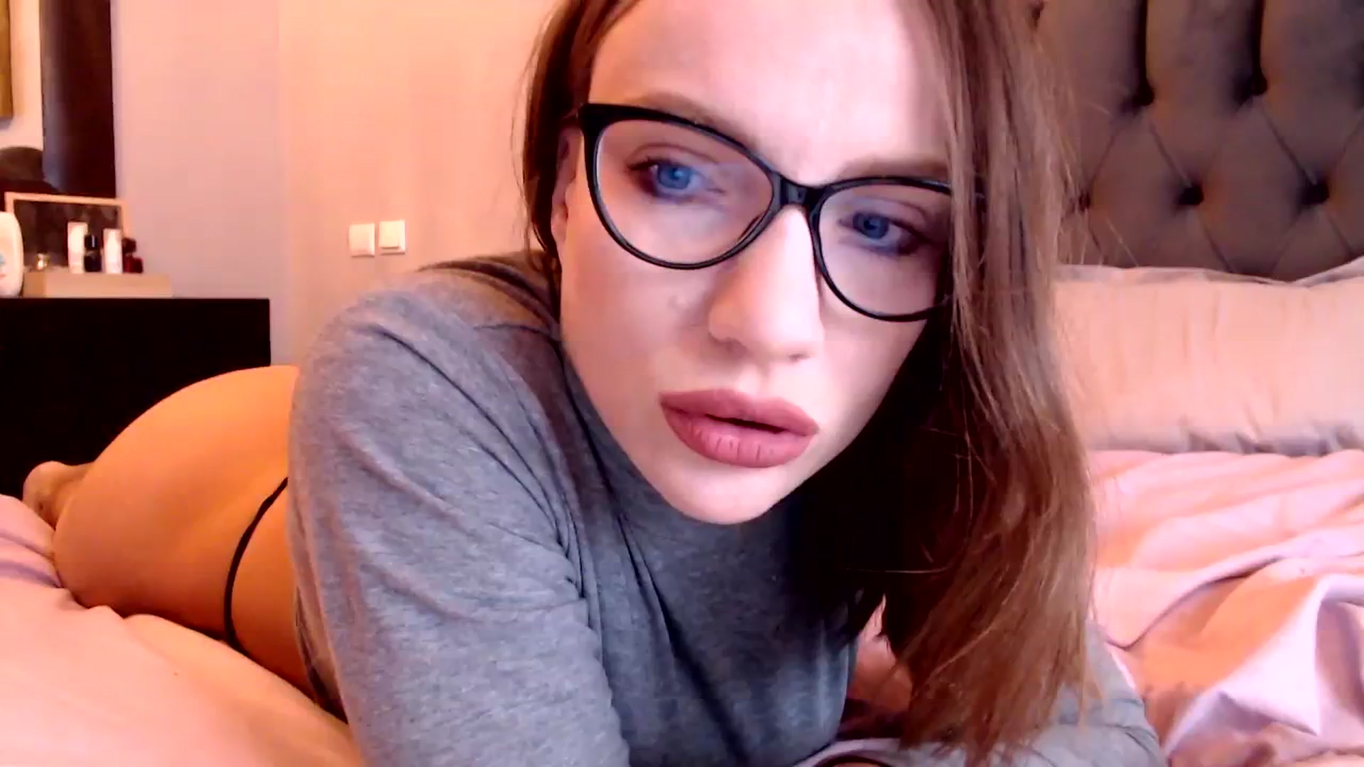 Gallery image thumbnail from call_me_em's myfreecams stream on, 03/21/2024, 08:41 image 1 of 20