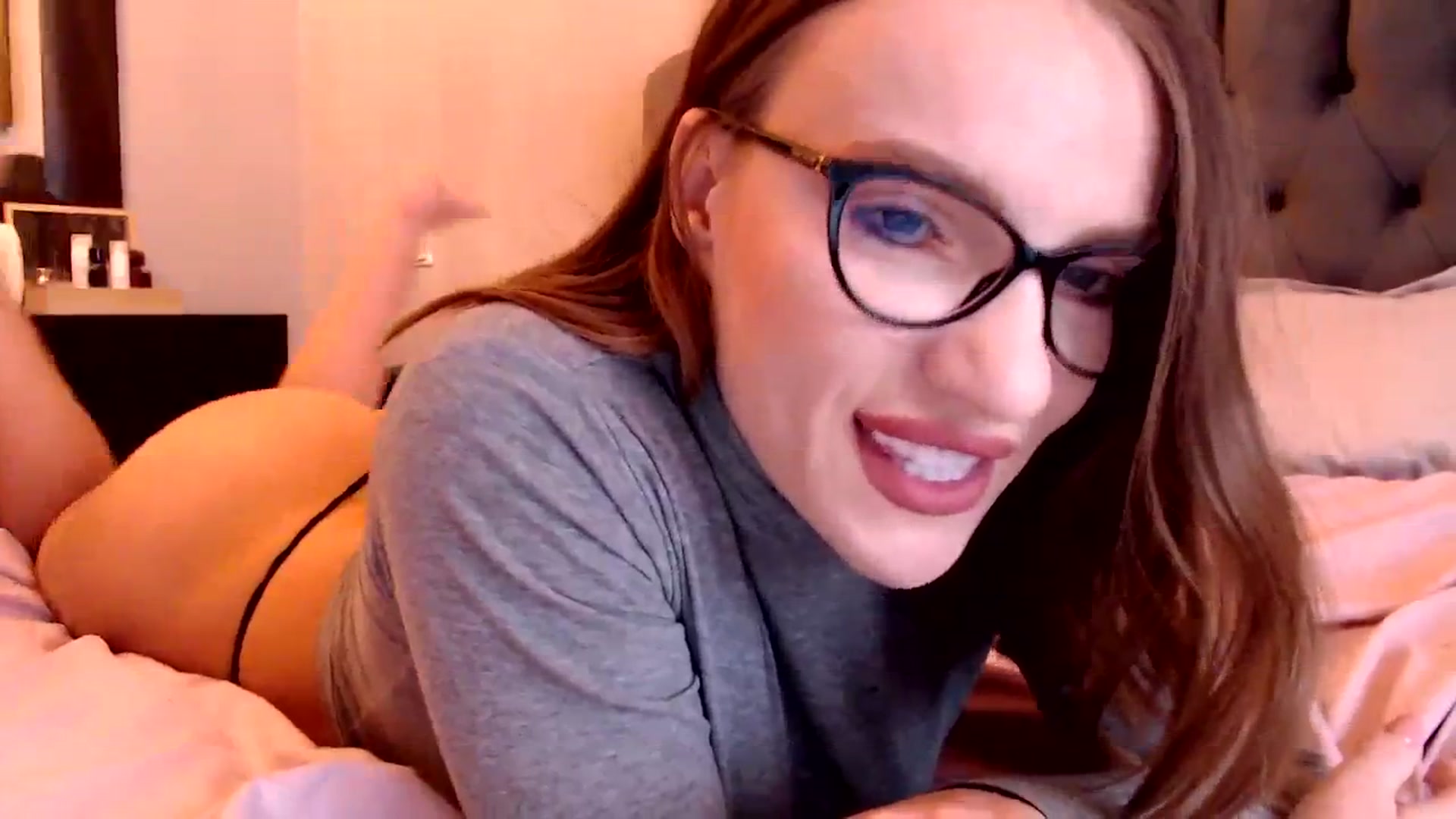 Gallery image thumbnail from call_me_em's myfreecams stream on, 03/21/2024, 08:41 image 3 of 20