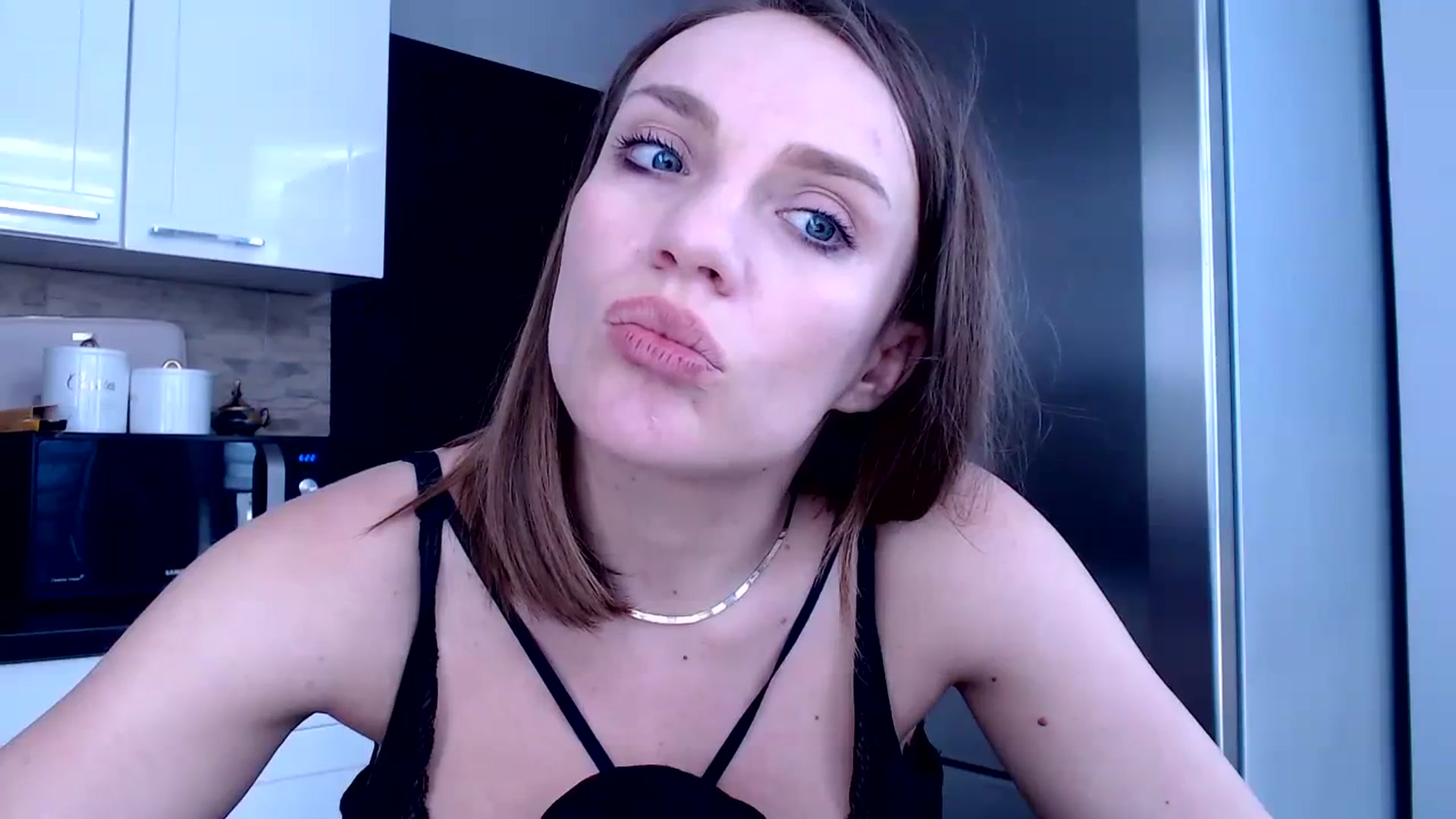 Gallery image thumbnail from call_me_em's myfreecams stream on, 03/22/2024, 13:04 image 15 of 20