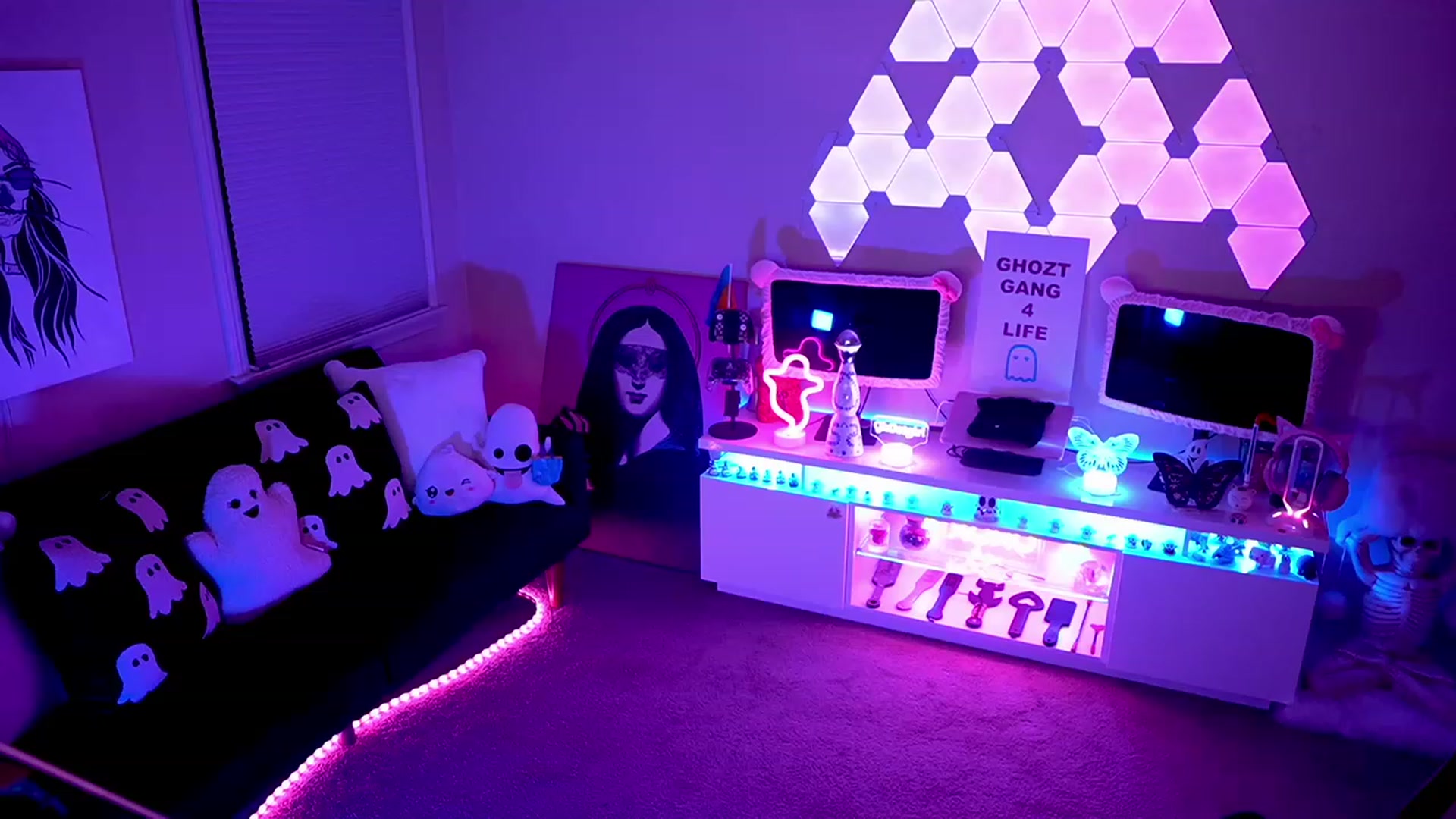 Gallery image thumbnail from call_me_ghozt's myfreecams stream on, 02/18/2023, 08:21 image 13 of 20