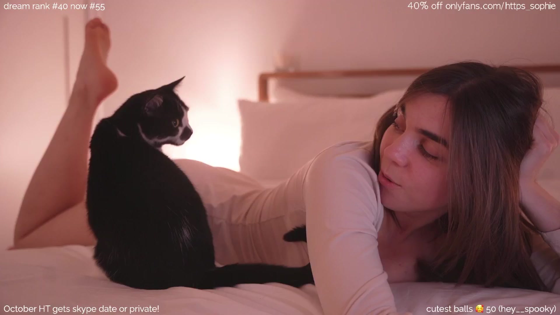 Gallery image thumbnail from camguurl's myfreecams stream on, 10/18/2024, 24:23 image 10 of 20