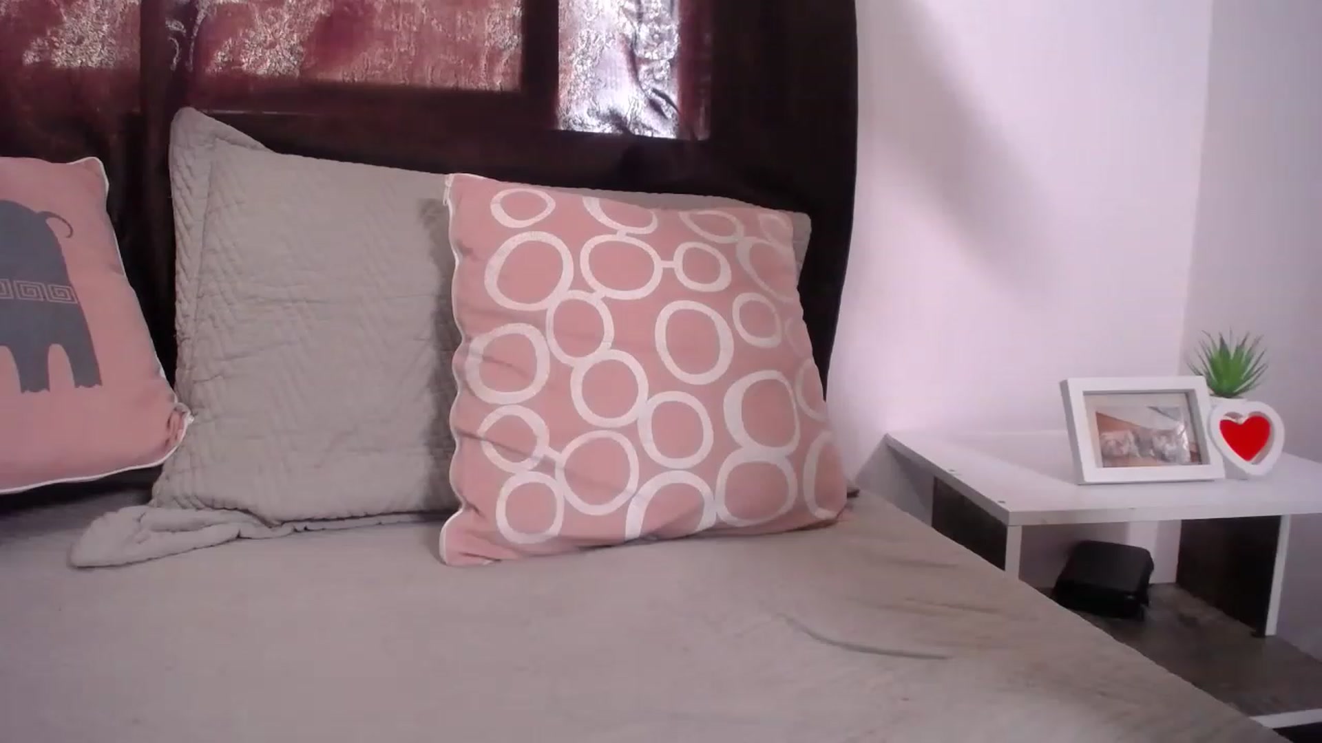 Gallery image thumbnail from carolinewildd's myfreecams stream on, 11/24/2022, 18:34 image 10 of 20