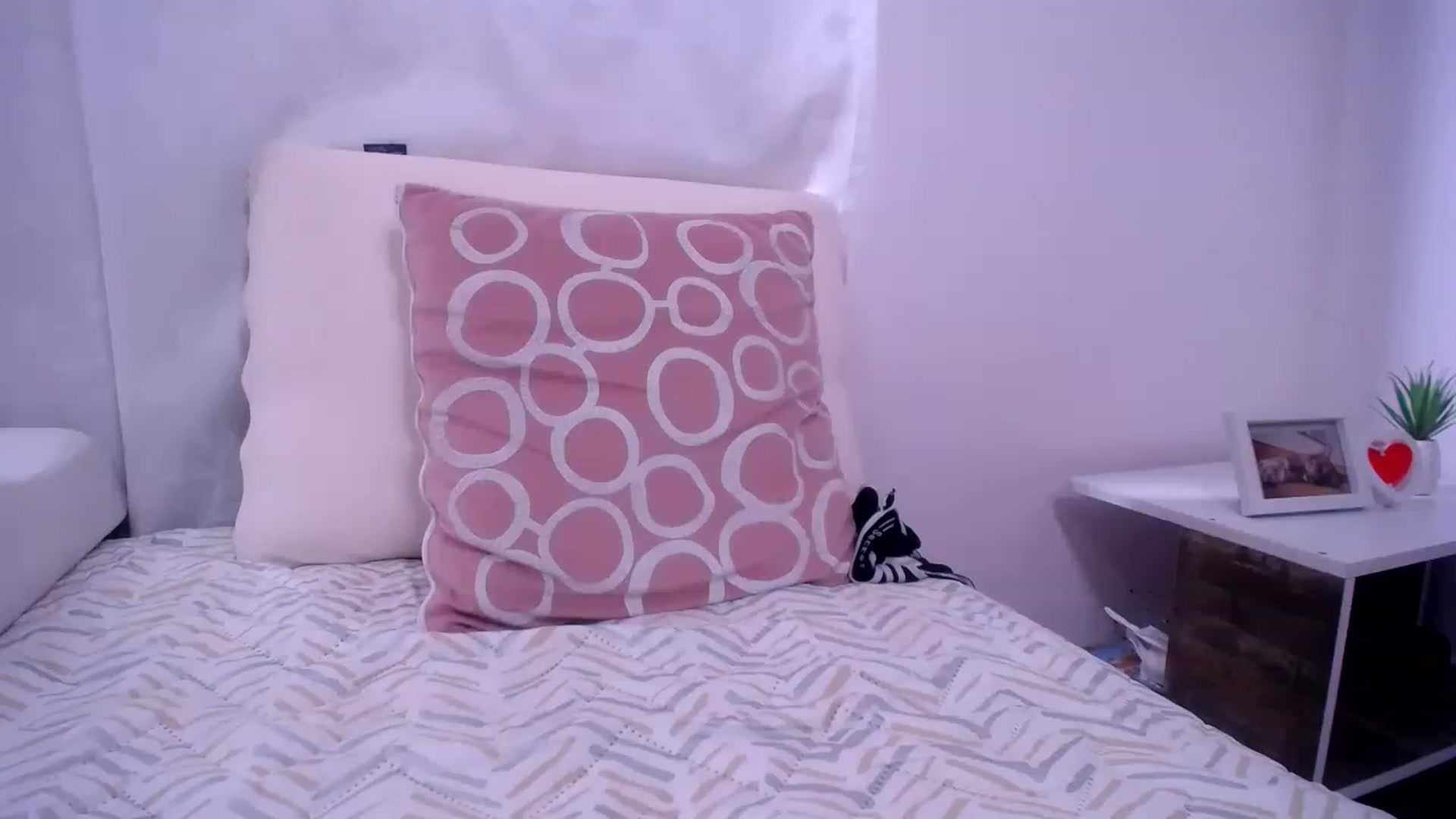Gallery image thumbnail from carolinewildd's myfreecams stream on, 12/31/2022, 17:10 image 15 of 20