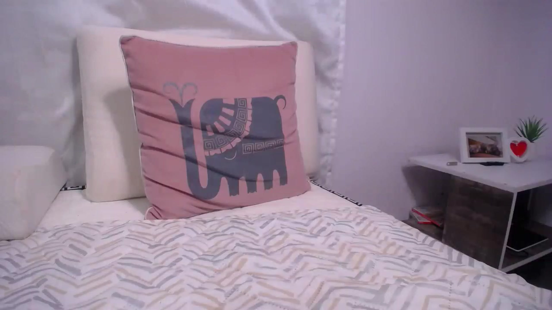 Gallery image thumbnail from carolinewildd's myfreecams stream on, 01/16/2023, 15:02 image 8 of 20