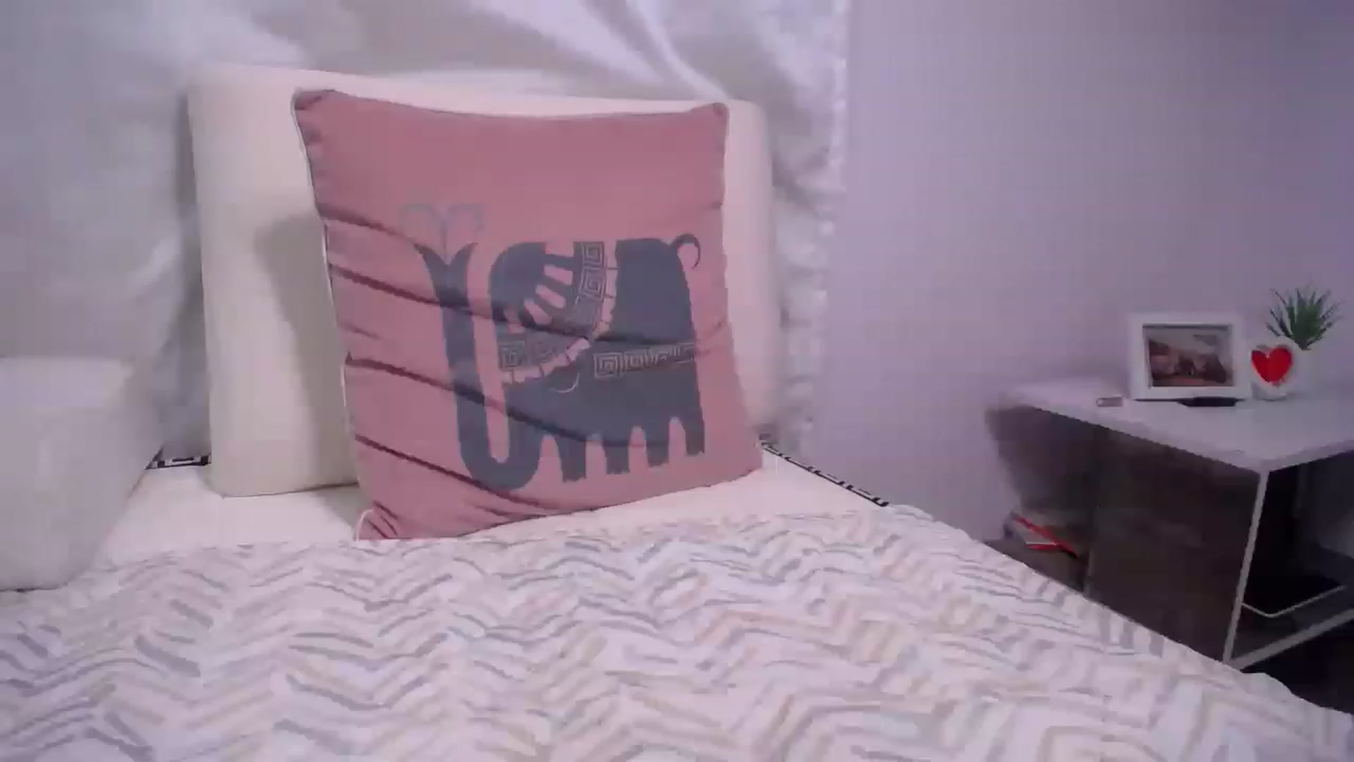 Gallery image thumbnail from carolinewildd's myfreecams stream on, 01/16/2023, 15:02 image 7 of 20